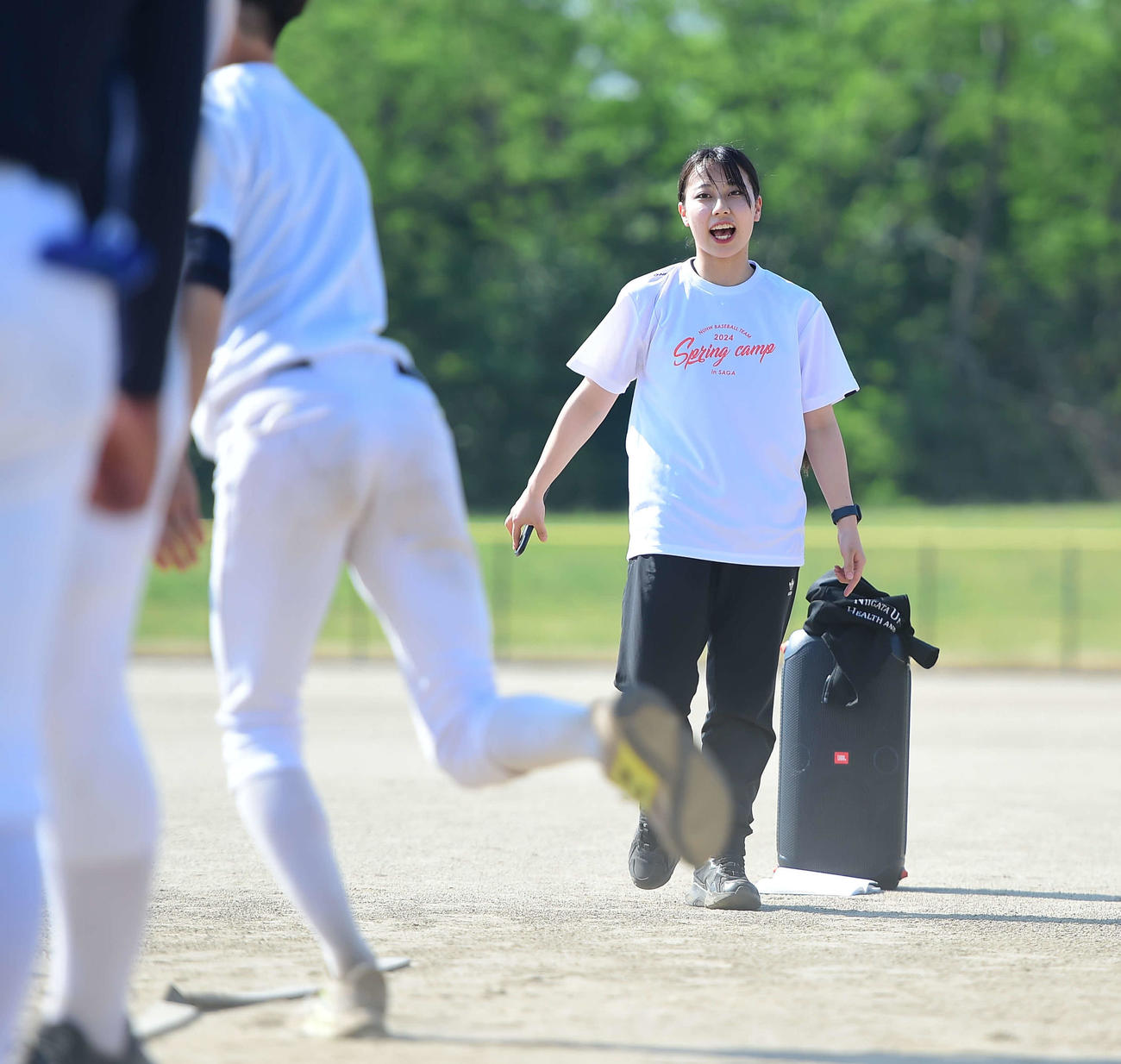新潟医療福祉大野球部でリズムトレーニングを指導する新潟医療福祉大大学院生の古山さん（右）