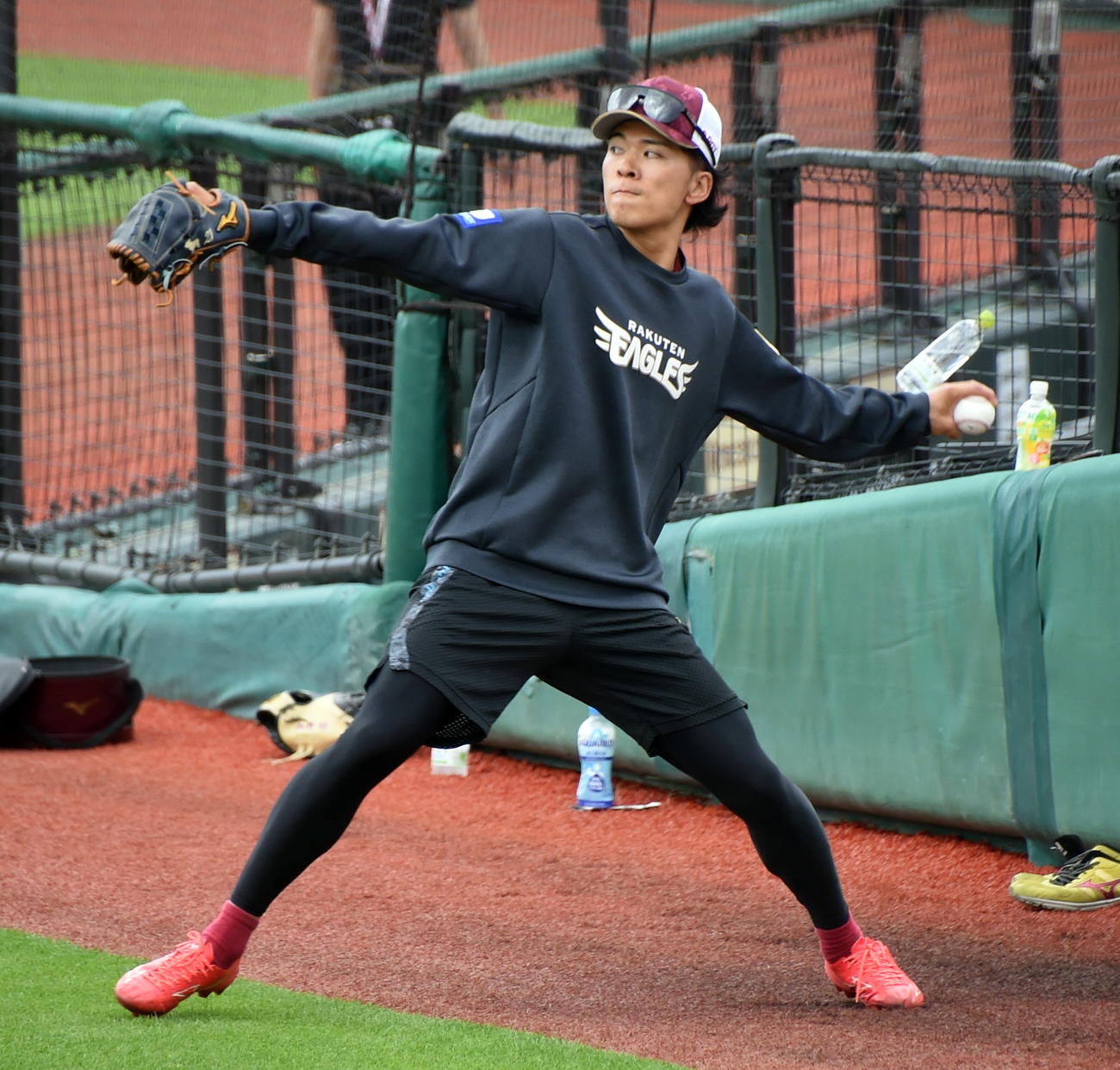 キャッチボールする楽天早川（撮影・山田愛斗）