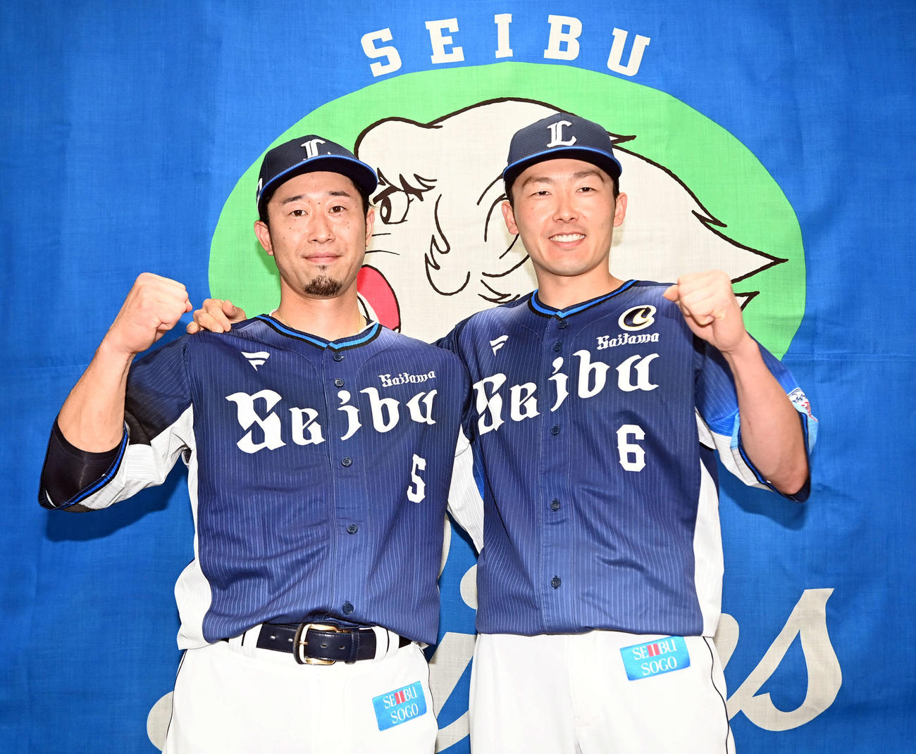 オールスターに選手間投票で選出されポーズを決める西武外崎（左）と源田（撮影・たえ見朱実）