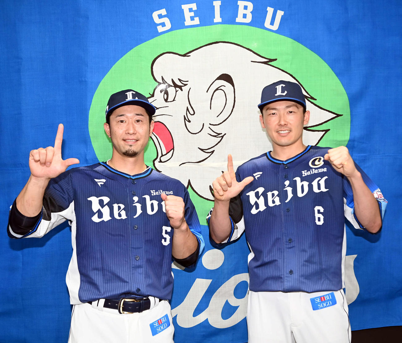 オールスターに選手間投票で選出されポーズを決める西武外崎（左）と源田（撮影・たえ見朱実）