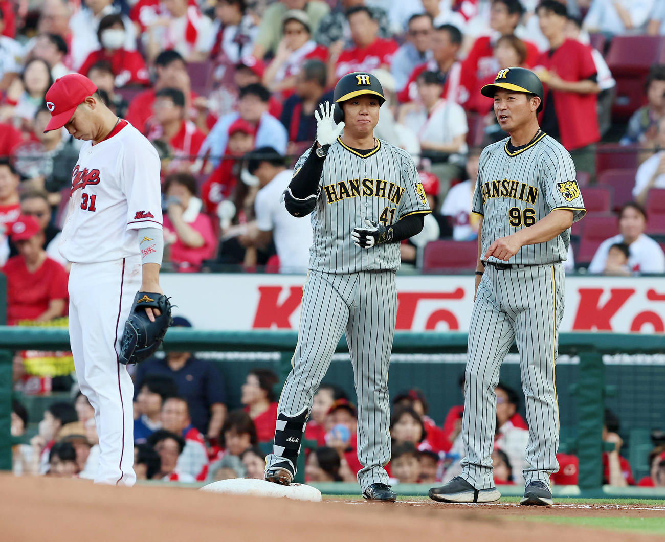 広島対阪神　2回表阪神1死一、三塁、村上は左適時打を放ちベンチへ向かってポーズを決める（撮影・加藤哉）