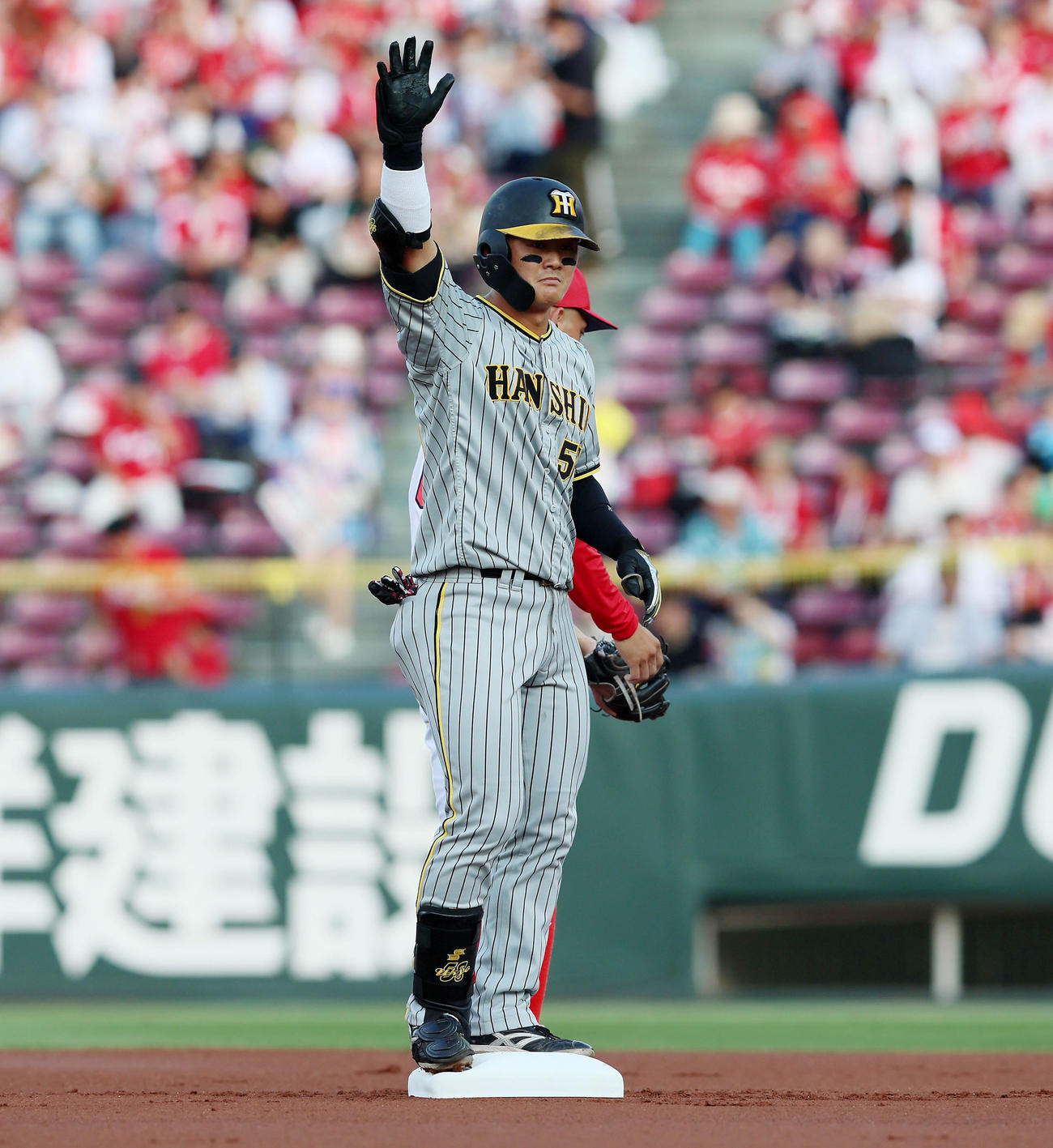 広島対阪神　1回表阪神2死、前川は右二塁打を放つ（撮影・加藤哉）