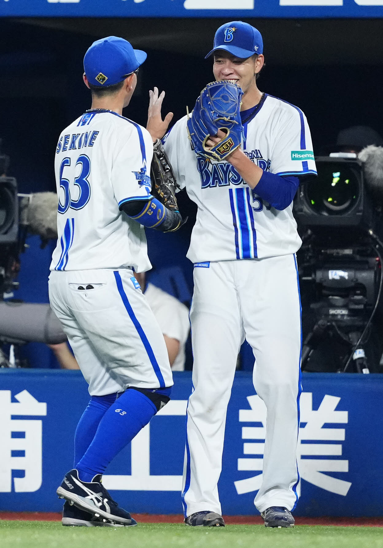 DeNA対ヤクルト　8回表終了後、DeNA左翼手関根（左）と笑顔でタッチを交わす先発の平良（撮影・江口和貴）