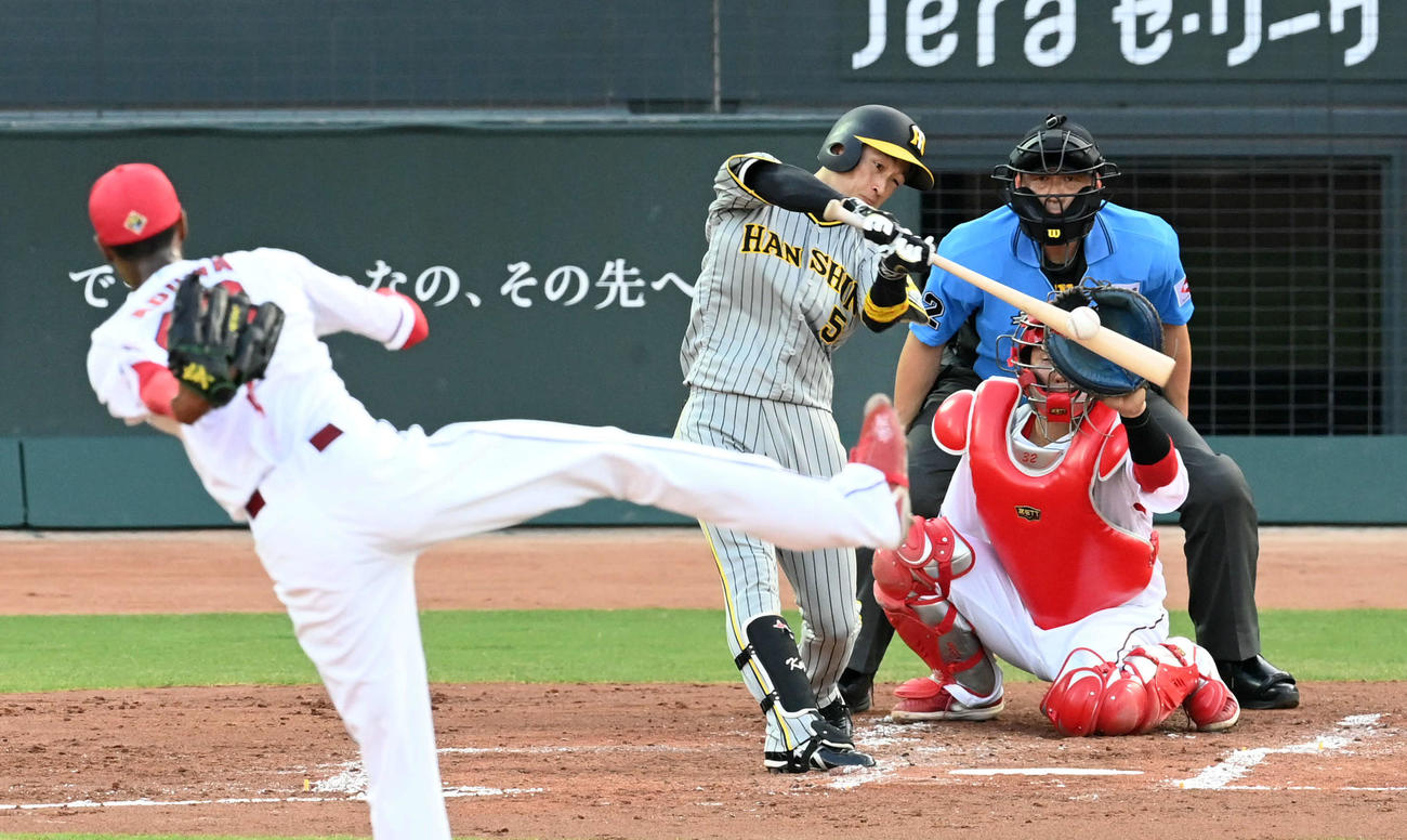 広島対阪神　2回表阪神1死一、三塁、近本は中犠飛を放つ。投手アドゥワ（撮影・前岡正明）
