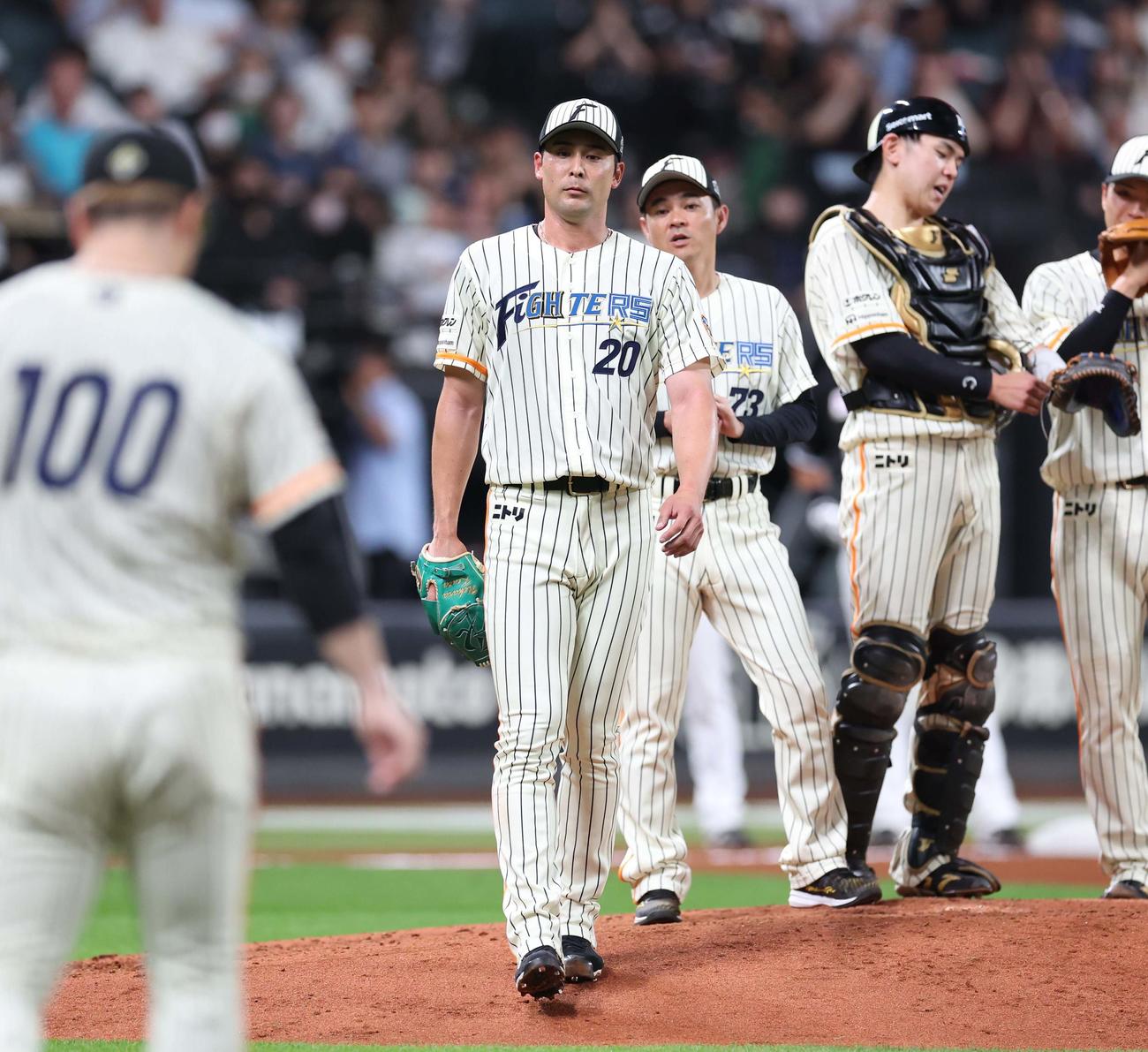 日本ハム対ロッテ　6回途中降板する上原（撮影・黒川智章）