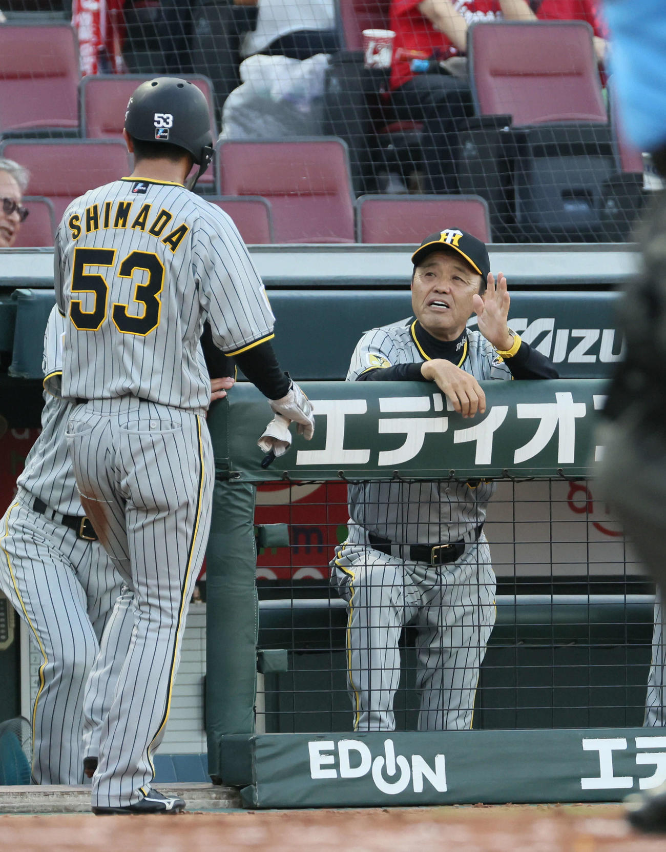 広島対阪神　2回表阪神1死二、三塁、村上の適時打で生還した島田を迎える岡田監督（撮影・加藤孝規）
