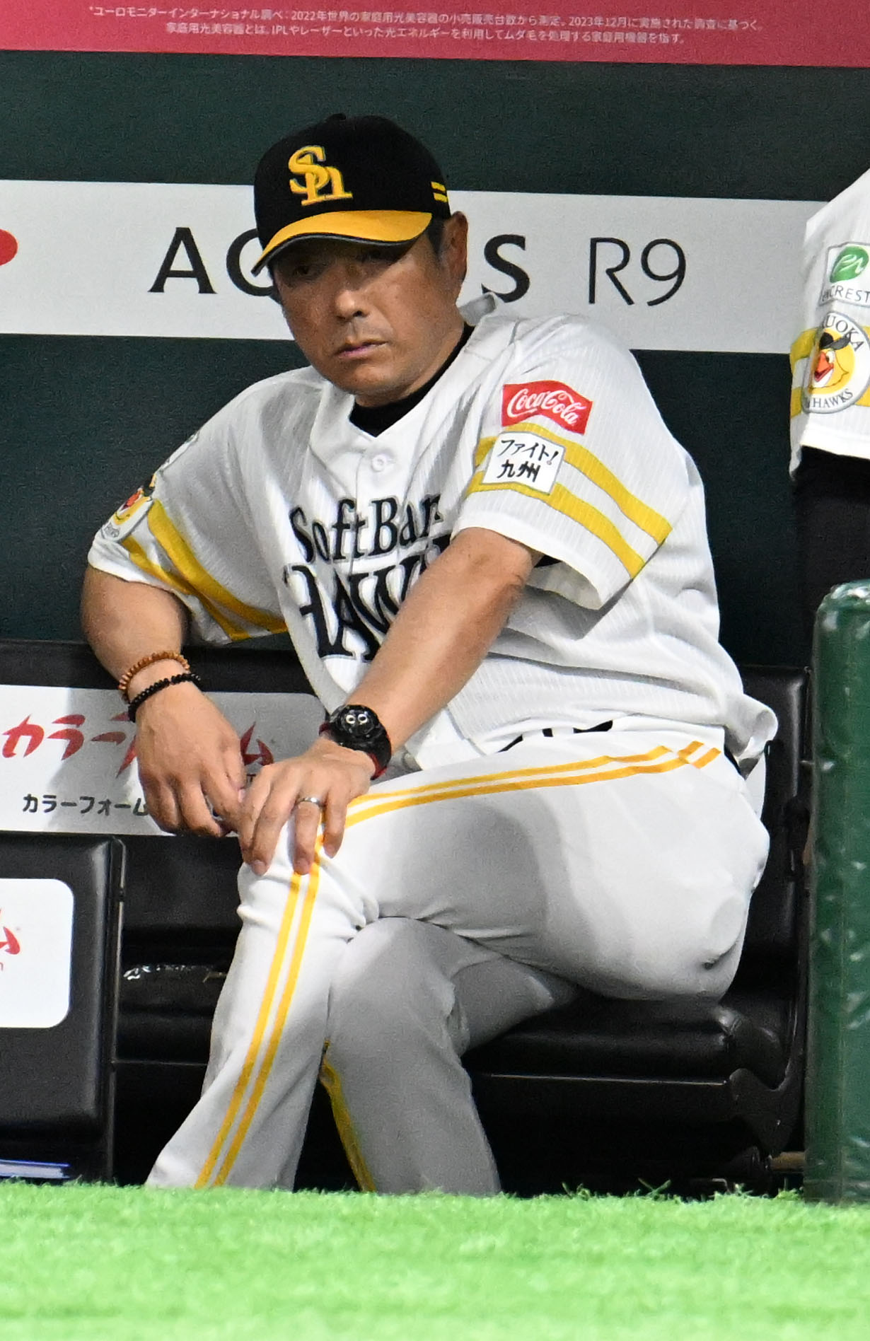 ソフトバンク対西武　ベンチから試合を見守る小久保監督（撮影・林敢治）