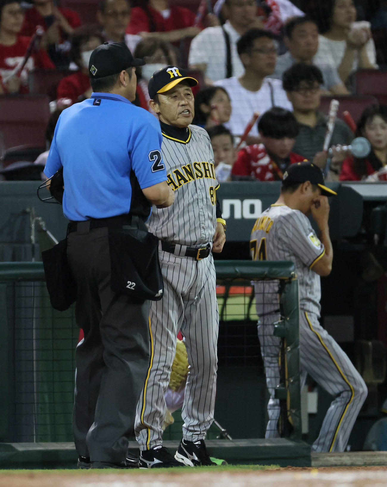 広島対阪神　8回裏広島1死一、二塁、投手の交代を告げる岡田監督（撮影・加藤孝規）
