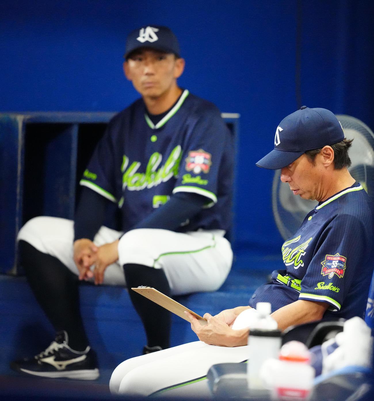 DeNA対ヤクルト　8回裏開始前、ベンチで思案中のヤクルト高津監督（右）（撮影・江口和貴）