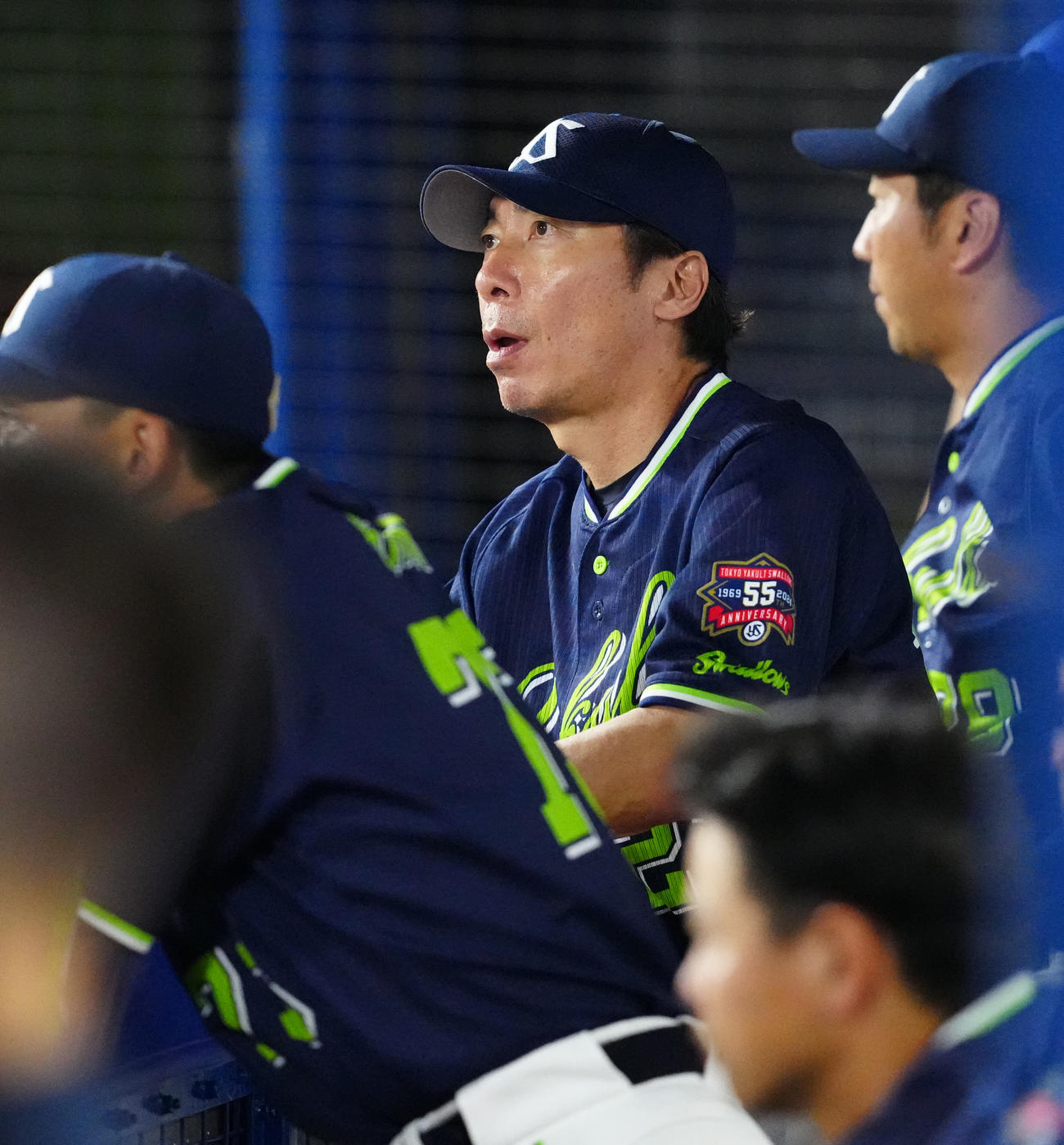 DeNA対ヤクルト　9回表、ベンチから戦況を見つめるヤクルト高津監督（撮影・江口和貴）