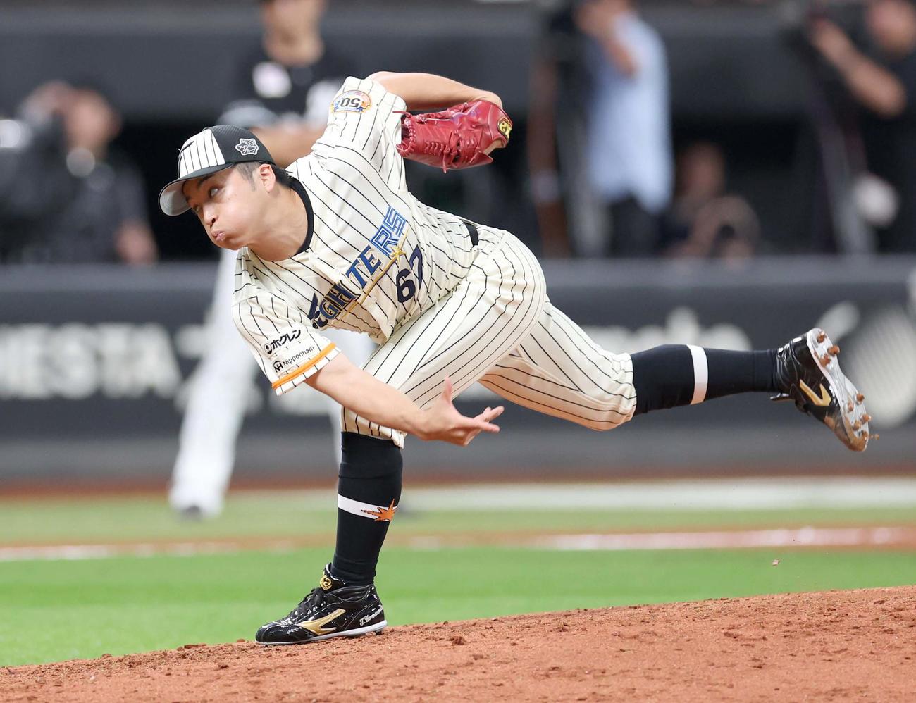 日本ハム対ロッテ　9回に登板の山本拓（撮影・黒川智章）