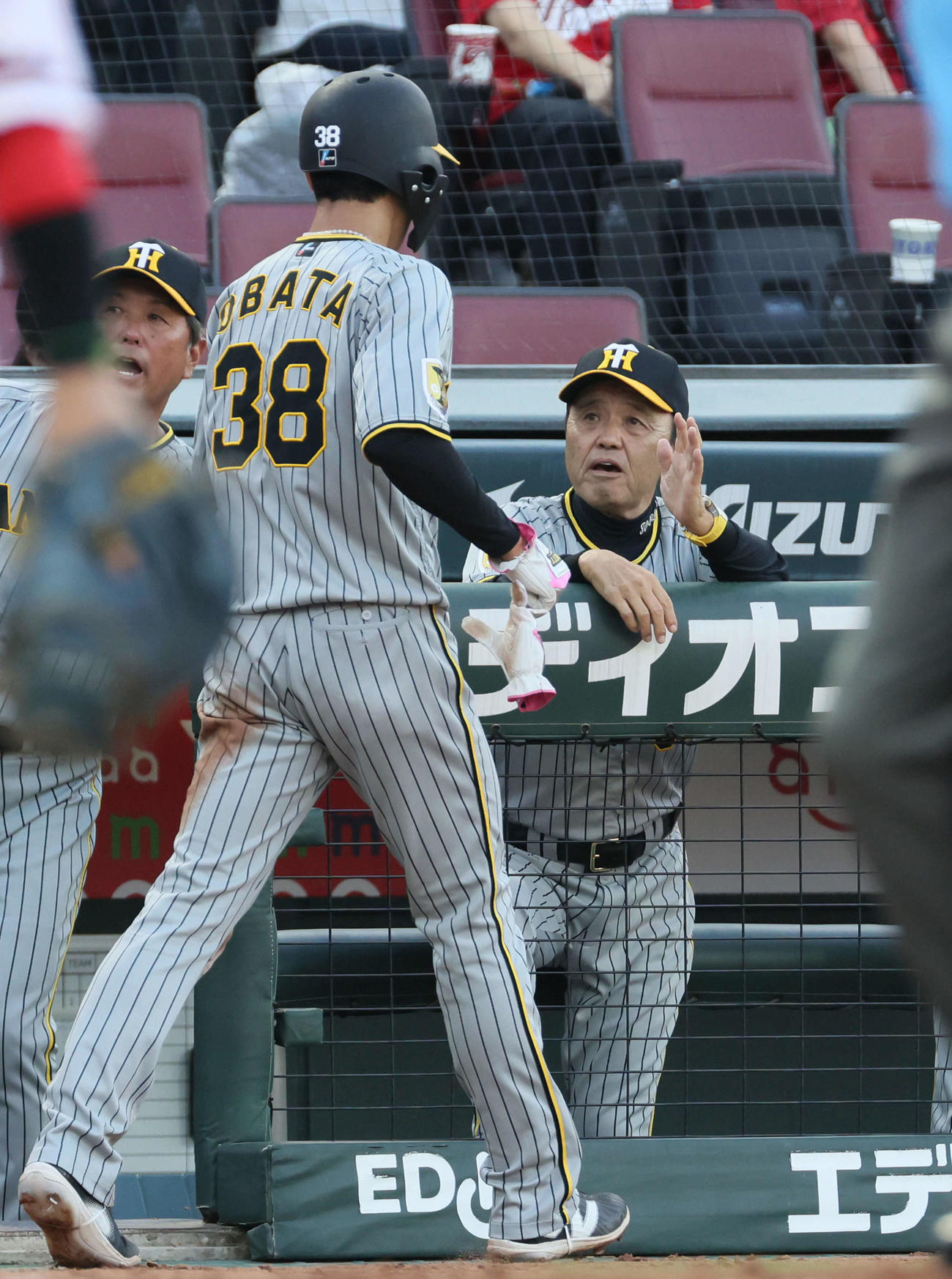広島対阪神　2回表阪神1死一、三塁、近本の中犠飛で生還した小幡を迎える岡田監督（撮影・加藤孝規）