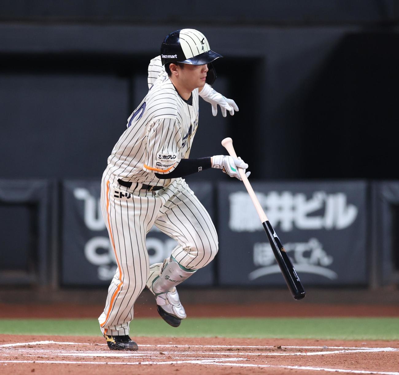 日本ハム対ロッテ　1回裏日本ハム1死一、三塁、郡司の二ゴロの間に三塁走者が生還（撮影・黒川智章）