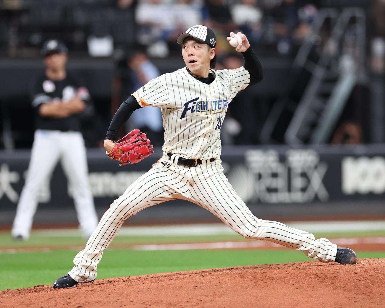 日本ハム対ロッテ　7回に登板の宮西（撮影・黒川智章）