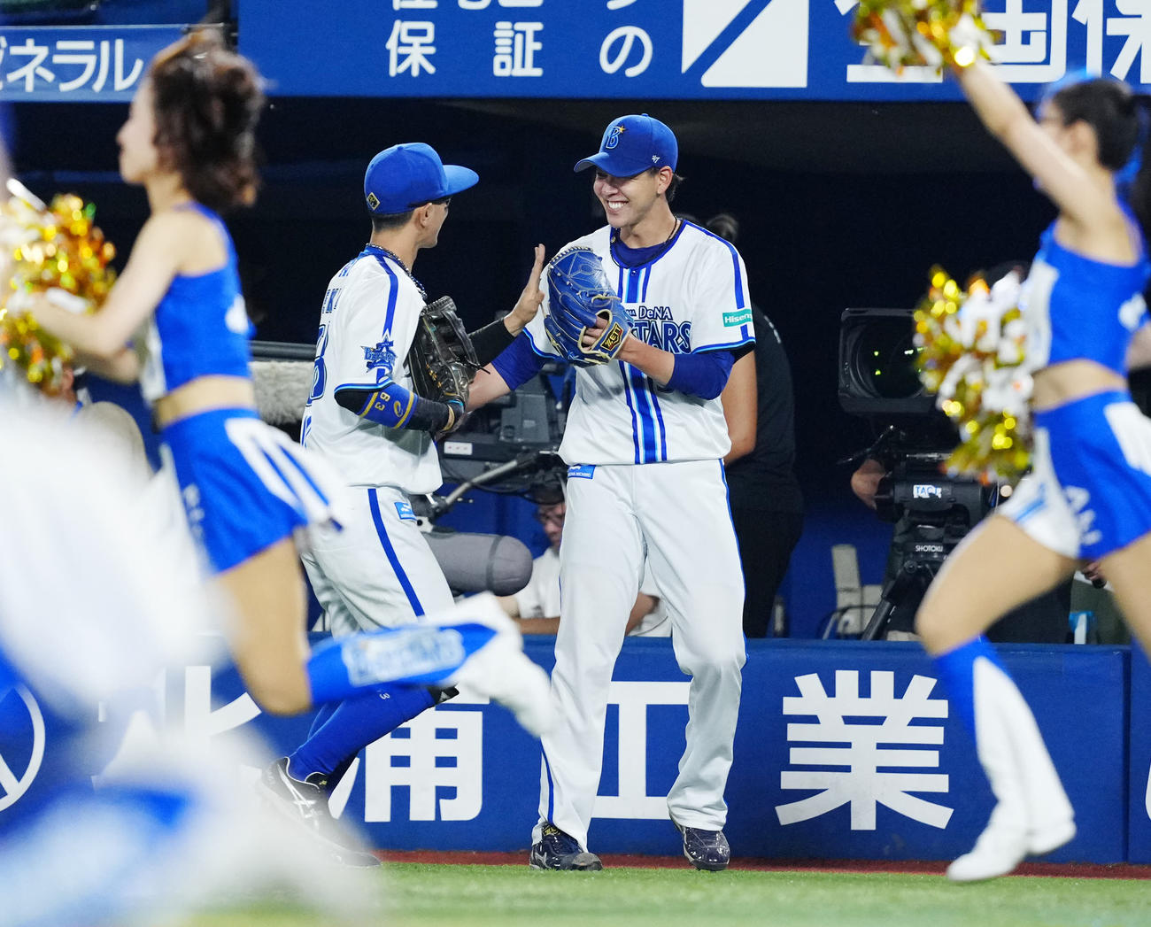 DeNA対ヤクルト　7回表終了後、DeNA左翼手関根（左）とタッチを交わす先発の平良（撮影・江口和貴）