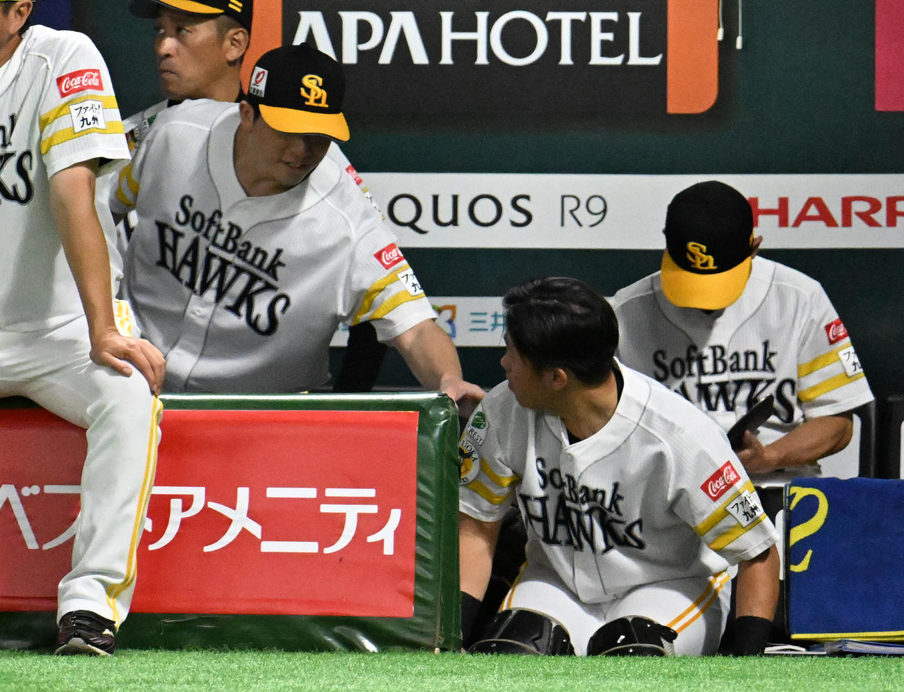 ソフトバンク対西武　2回表西武2死一塁、一塁走者山村の盗塁を阻止した海野（右）は大関（左）に肩をたたかれる（撮影・林敢治）