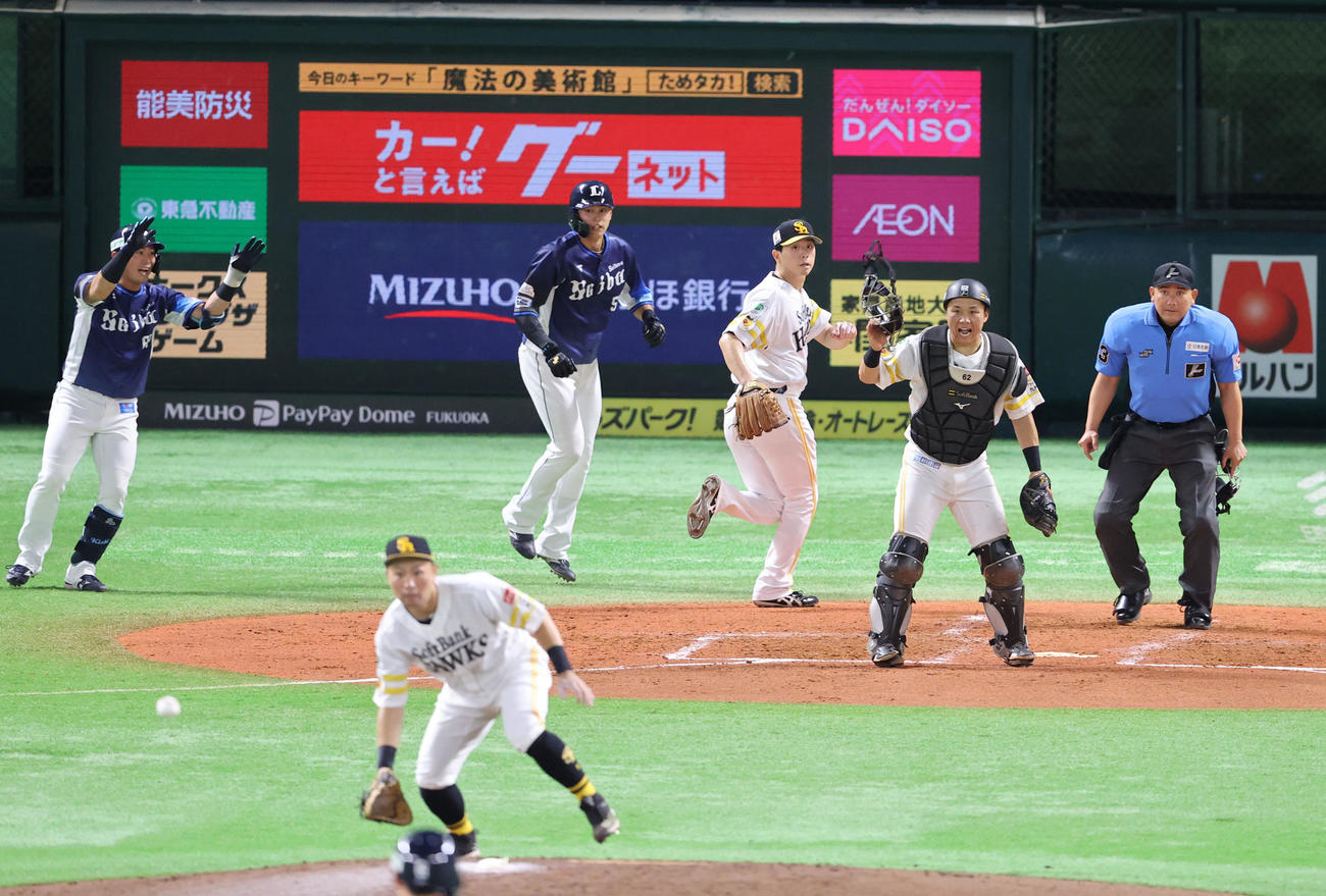 ソフトバンク対西武　3回表西武2死満塁、外崎に先制となる2点適時打を浴びた大関は本塁のカバーに入る（撮影・梅根麻紀）