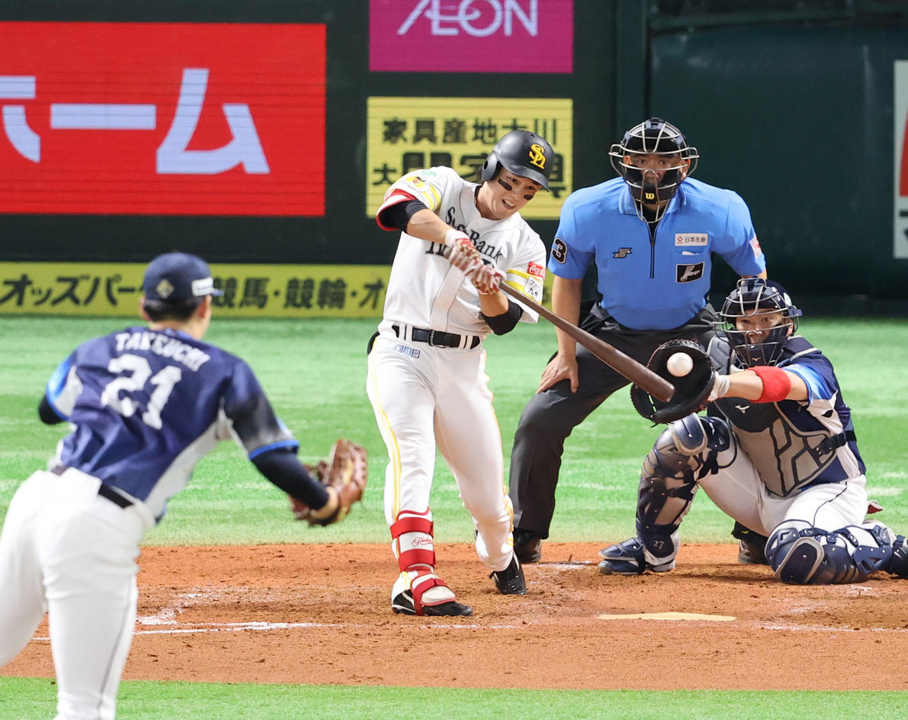 ソフトバンク対西武　4回裏ソフトバンク1死、栗原は左前安打を放つ（撮影・梅根麻紀）