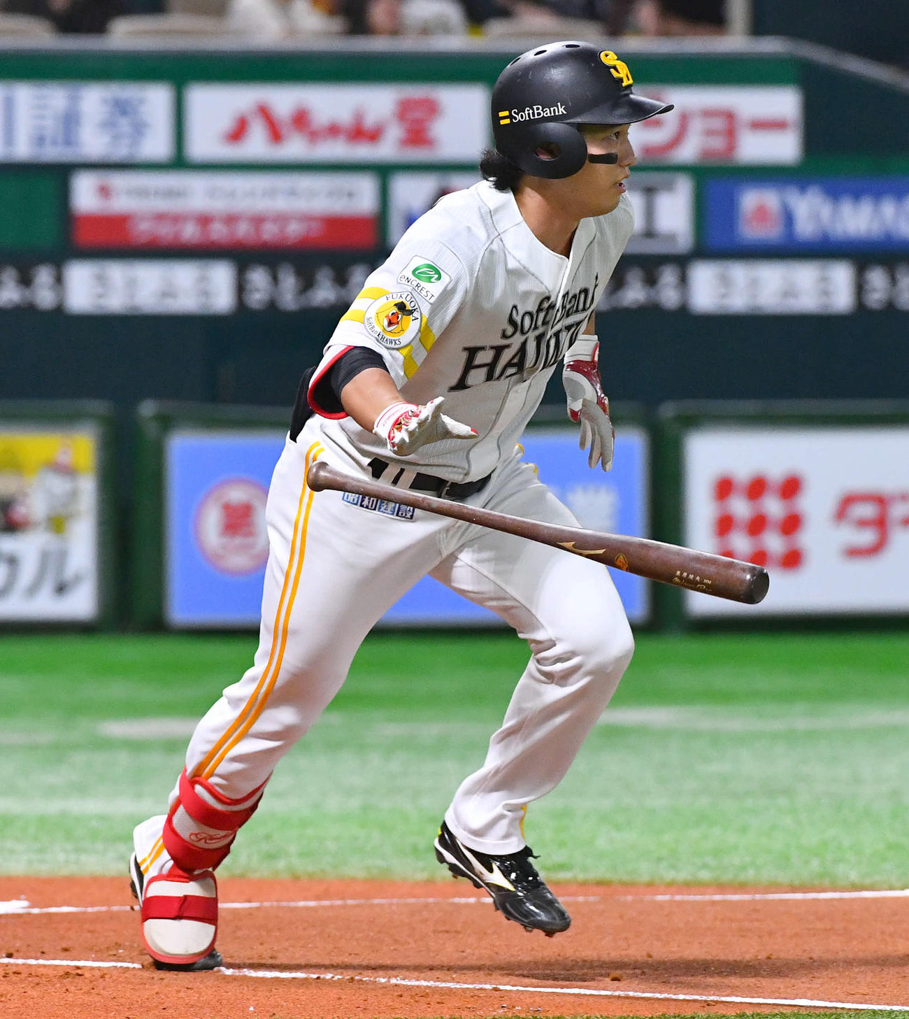 ソフトバンク対西武　1回裏ソフトバンク2死、栗原は中前打を放つ（撮影・岩下翔太）