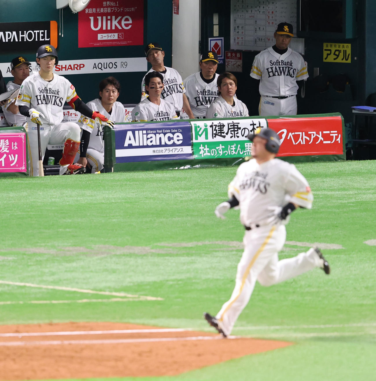 ソフトバンク対西武　9回裏ソフトバンク2死、山川が三ゴロに終わり静かに見つめるベンチのナイン（撮影・梅根麻紀）