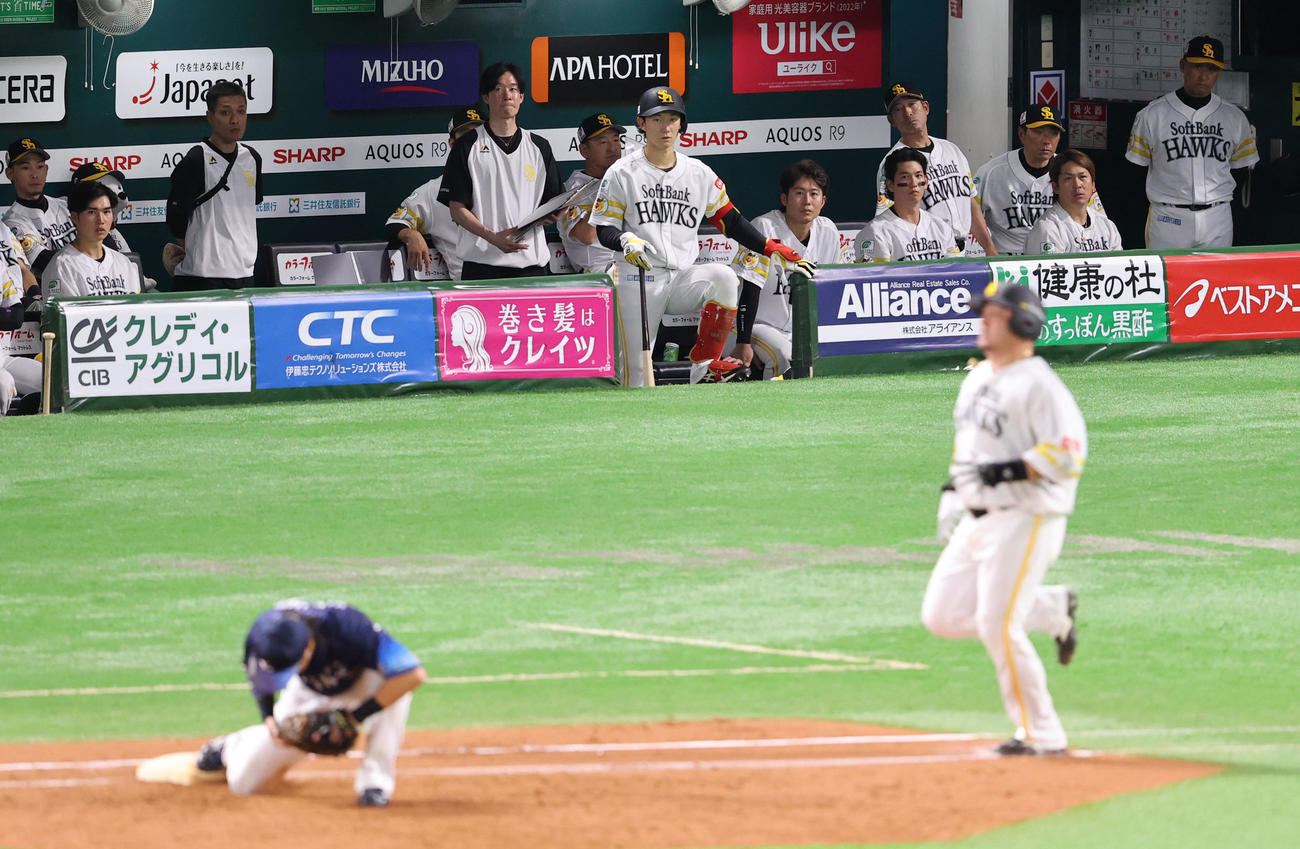 ソフトバンク対西武　9回裏ソフトバンク2死、山川が三ゴロに終わり静かに見つめるベンチのナイン（撮影・梅根麻紀）
