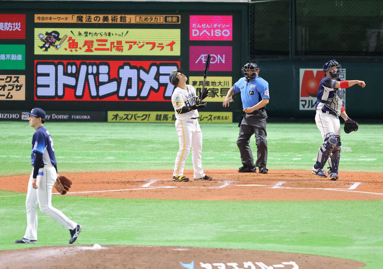 ソフトバンク対西武　7回裏ソフトバンク1死、近藤は見逃し三振に終わる（撮影・梅根麻紀）