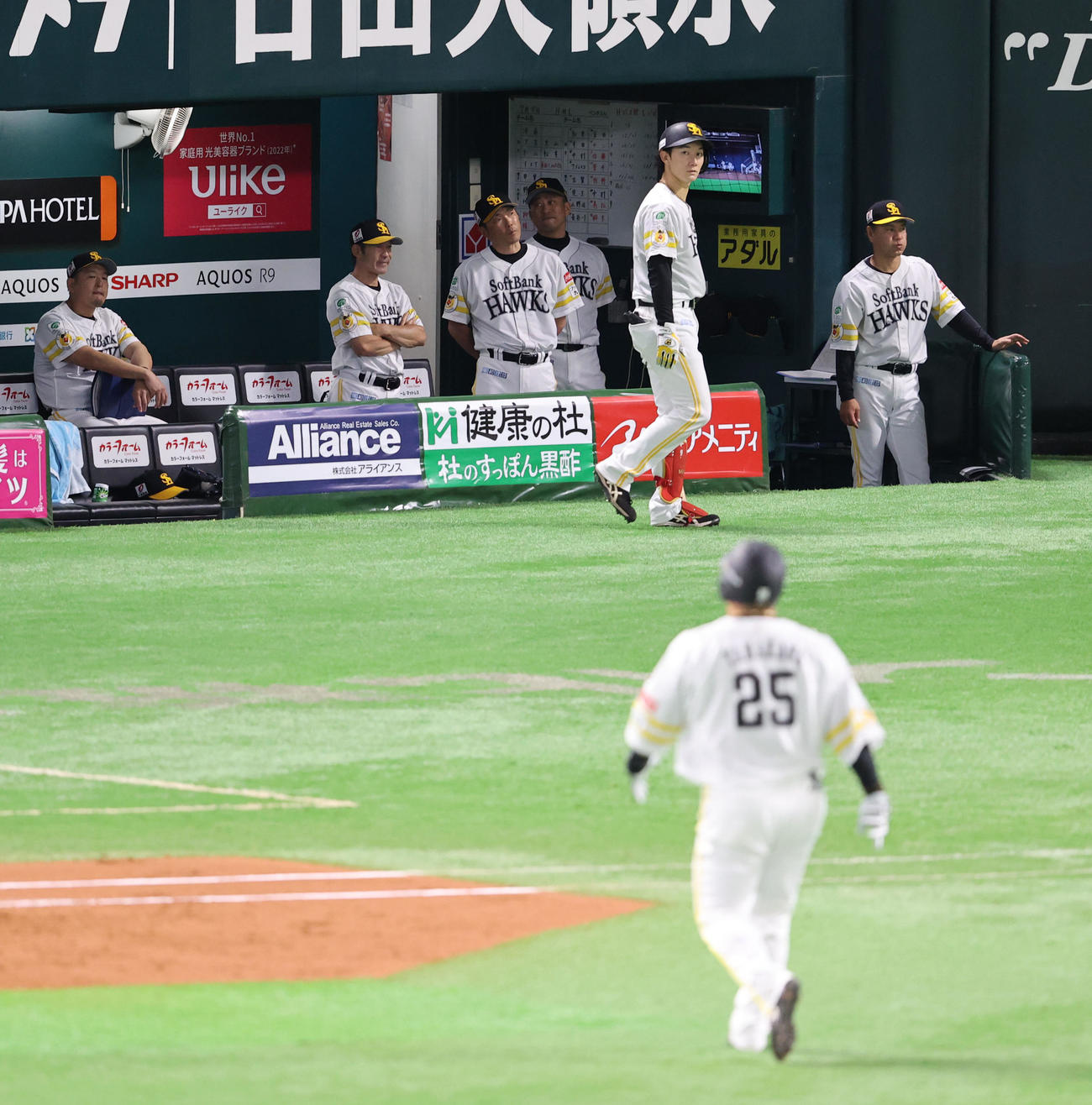 ソフトバンク対西武　7回裏ソフトバンク無死、山川は左飛に終わる、ベンチで戦況を見守る小久保監督（撮影・梅根麻紀）