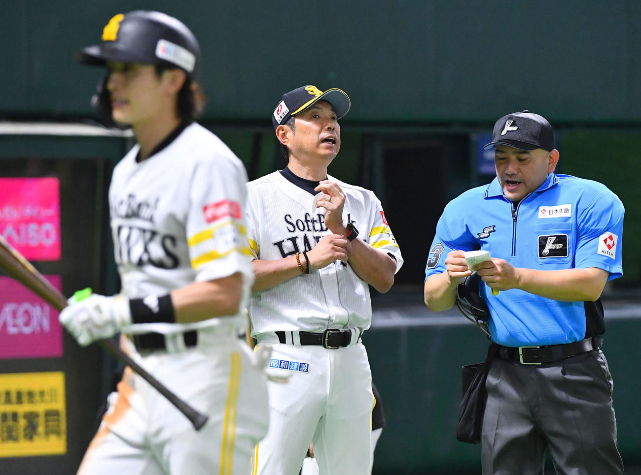 ソフトバンク対西武　8回裏終了後、守備の交代を告げる小久保監督（撮影・岩下翔太）