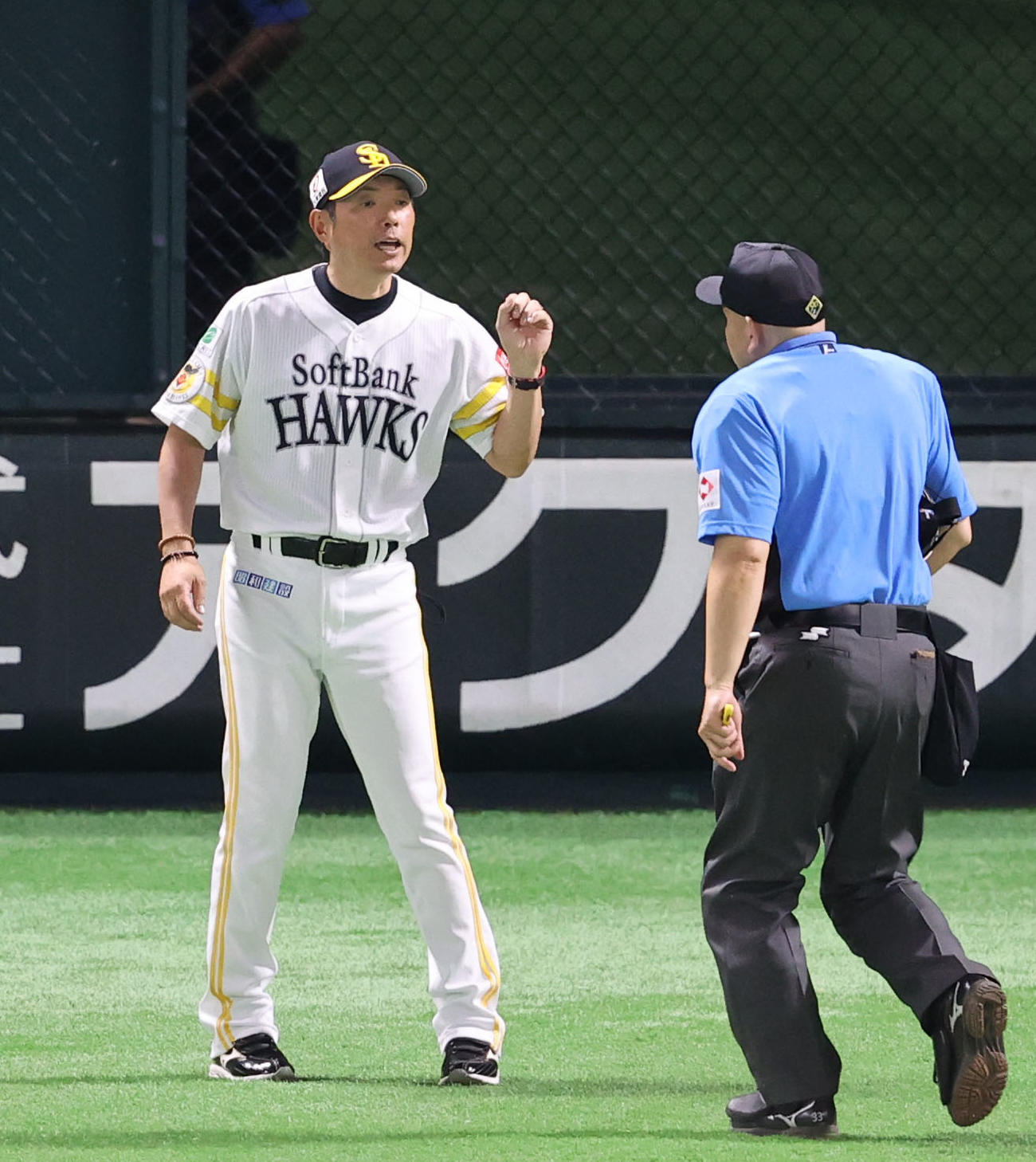 ソフトバンク対西武　審判に投手交代を告げる小久保監督（撮影・梅根麻紀）