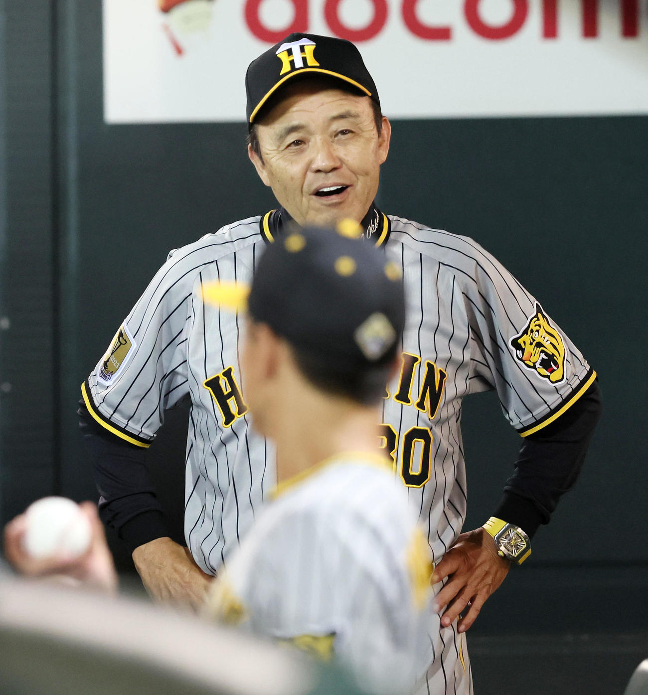 広島対阪神　6回表を前にベンチで笑顔を見せる岡田監督（撮影・加藤哉）