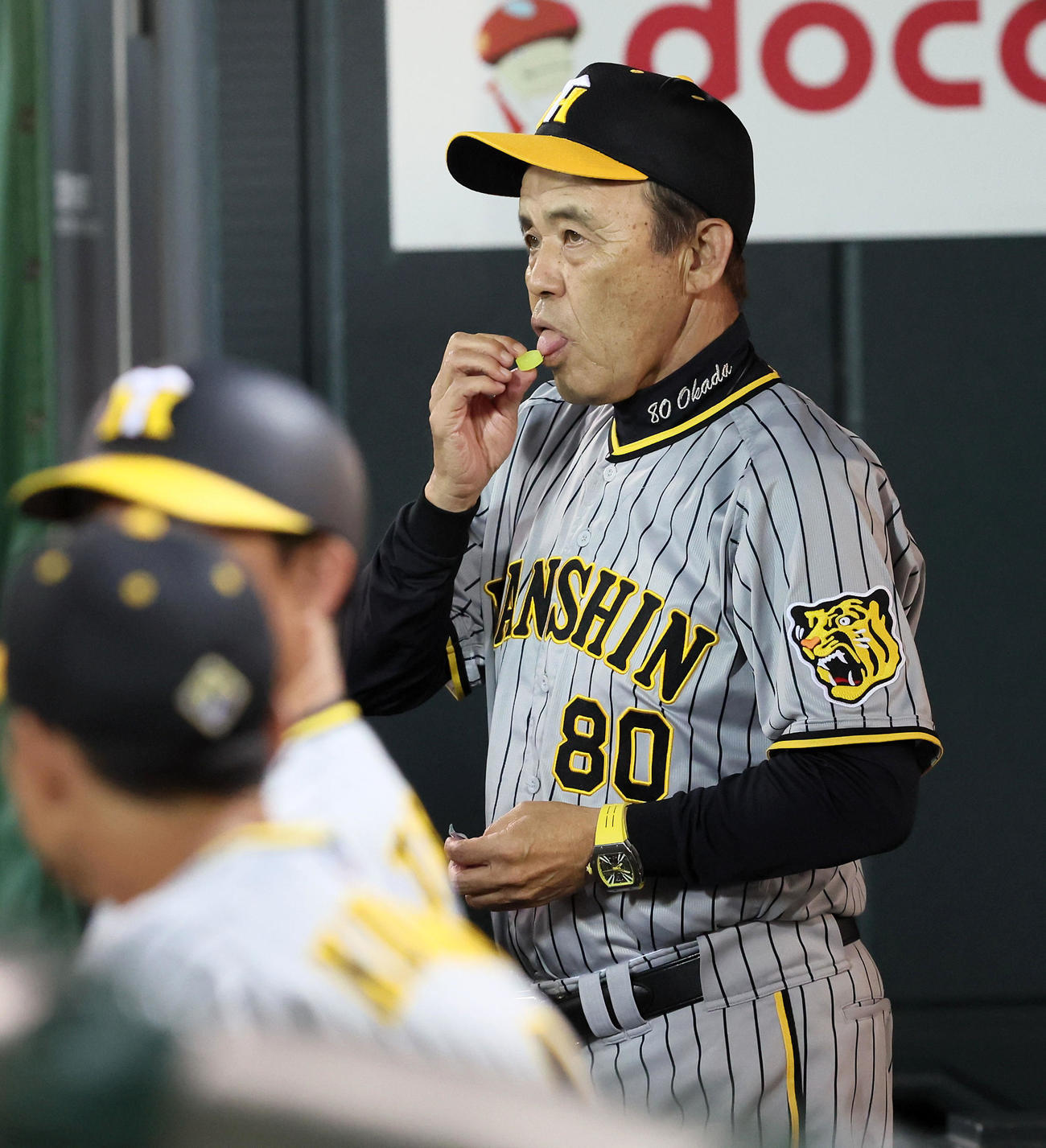 広島対阪神　6回表を前にベンチであめを口へ運ぶ岡田監督（撮影・加藤哉）