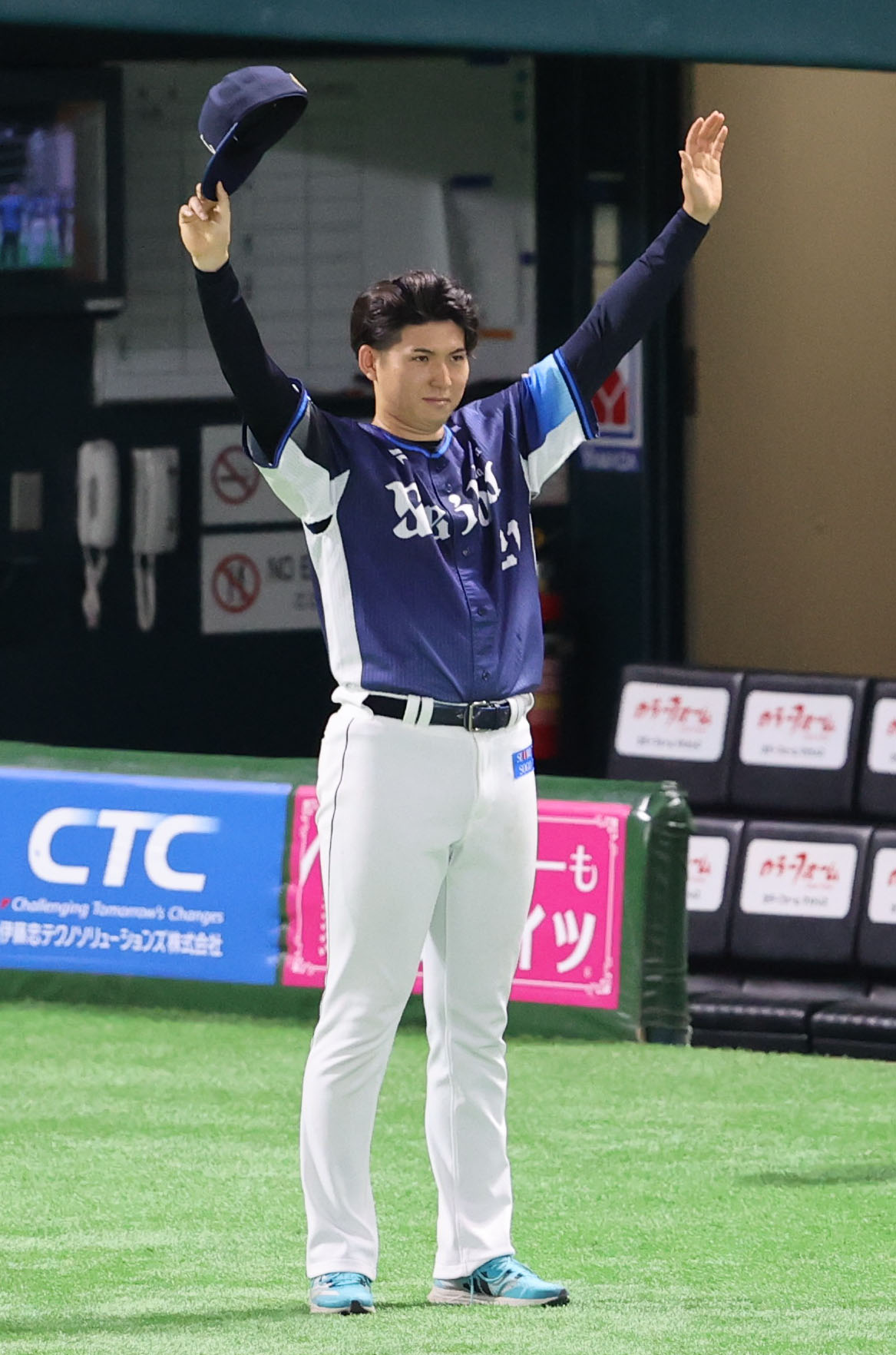 ソフトバンク対西武　勝利投手となった武内は西武ファンに向かって手を振る（撮影・梅根麻紀）