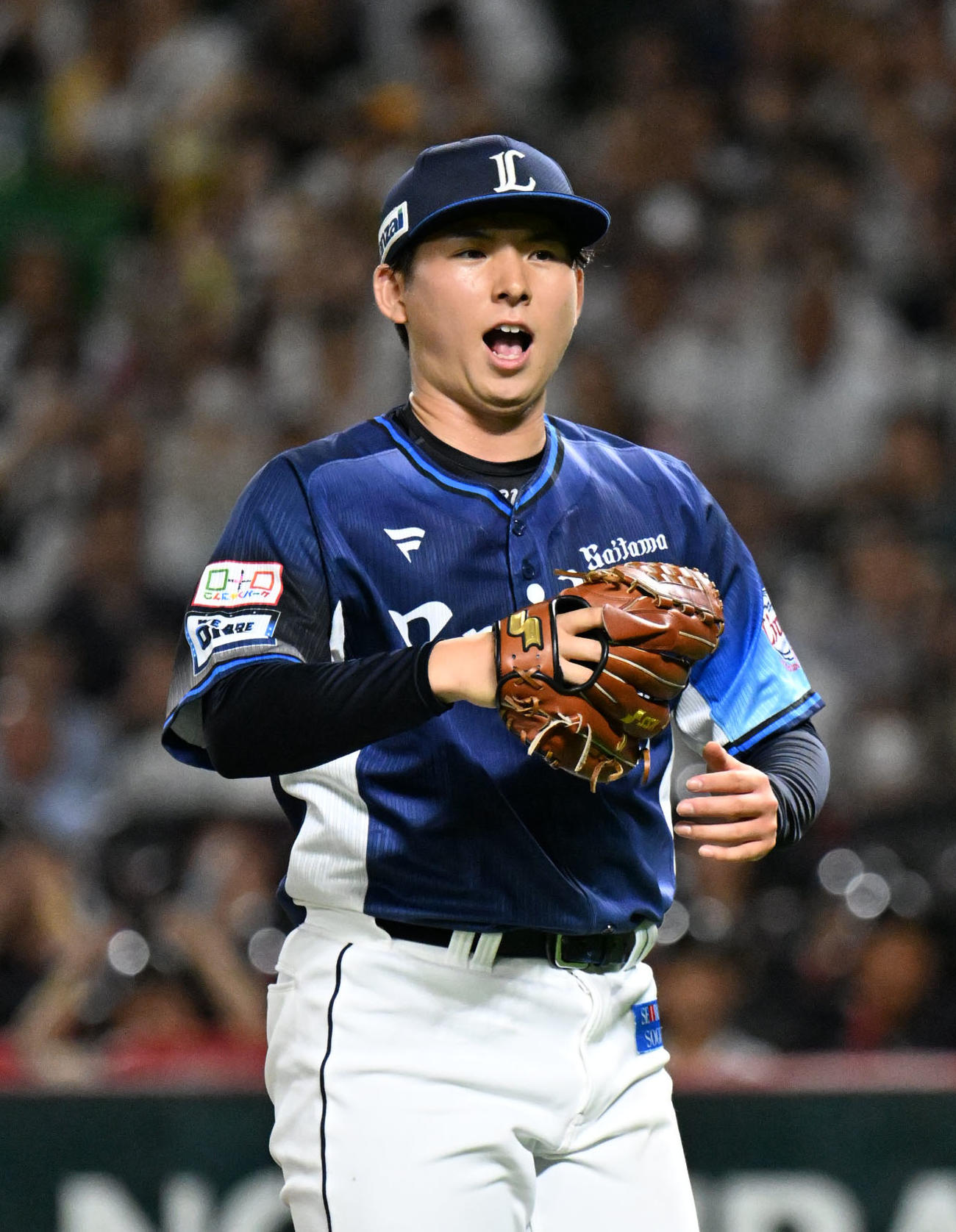 ソフトバンク対西武　8回裏、この回まで無失点に抑えた武内は雄叫びをあげる（撮影・林敢治）