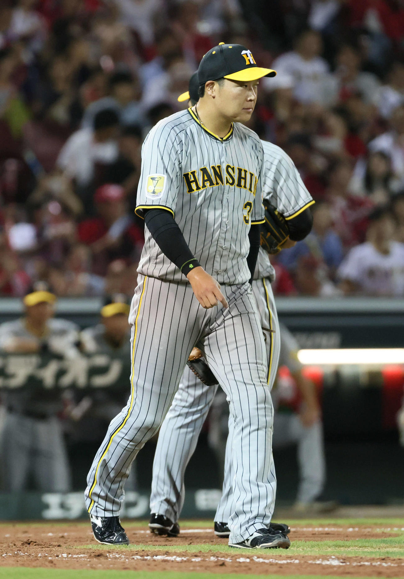 広島対阪神　8回裏広島2死満塁、打者堂林の時、石井はワイルドピッチで代走の羽月を生還させる（撮影・加藤孝規）