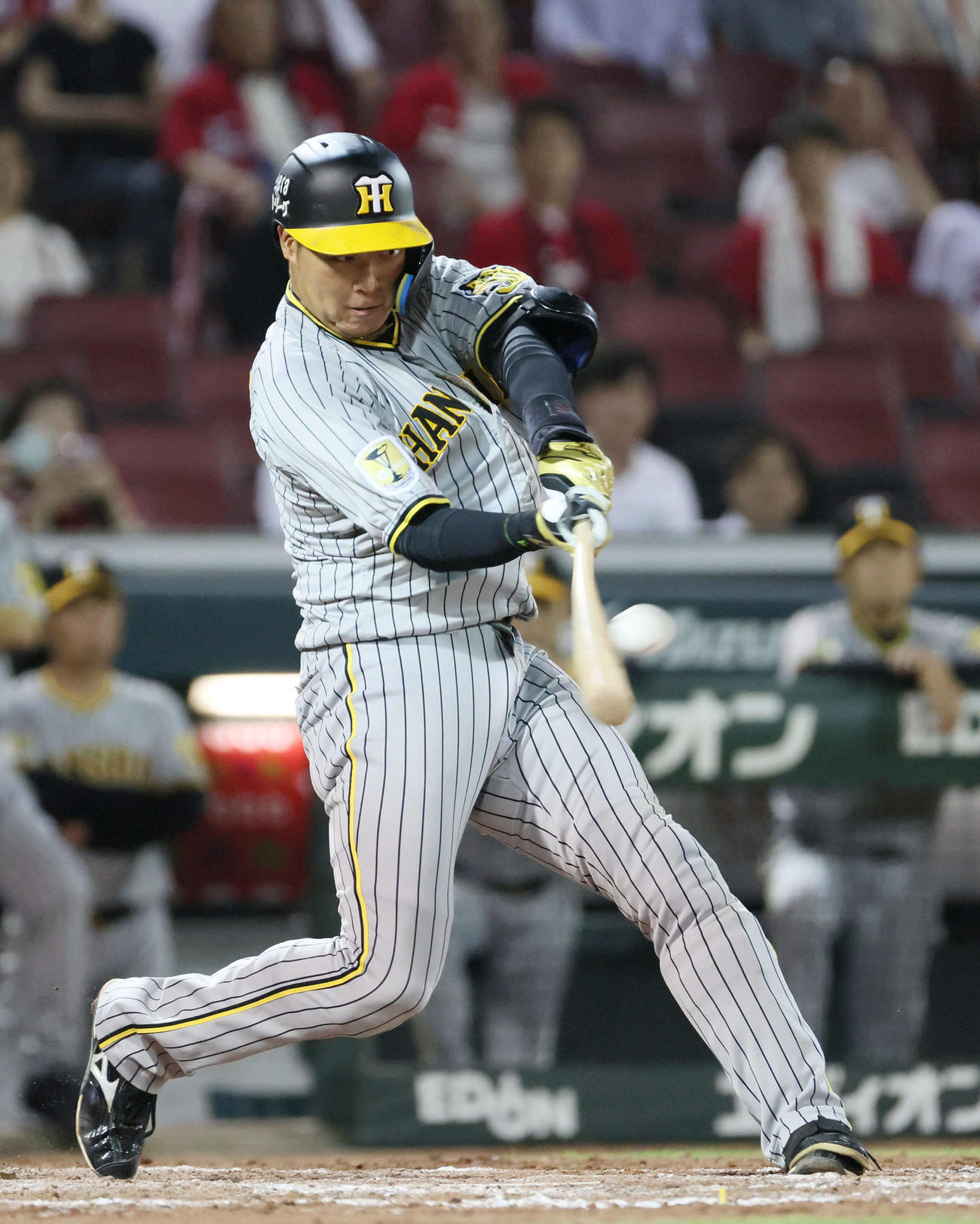 広島対阪神　9回表阪神2死、大山は左中間越え本塁打を放つ（撮影・加藤孝規）