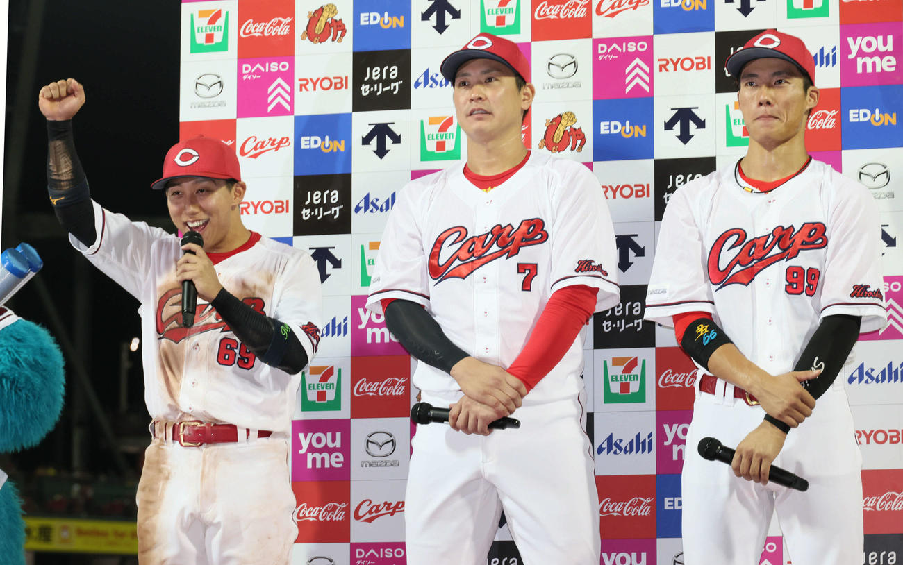 広島対阪神　お立ち台で「最高でーす！」と絶叫する広島羽月（左）。中央は堂林、右は二俣（撮影・加藤孝規）