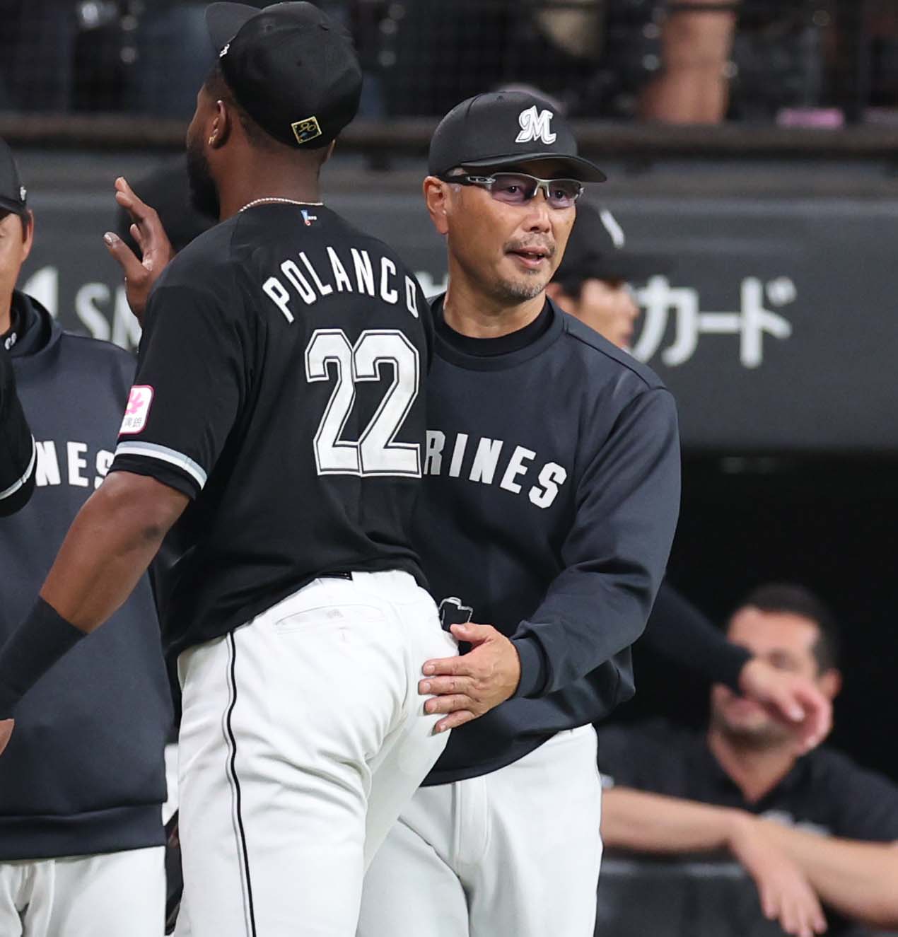 4日、日本ハム対ロッテ　試合後、ナインを出迎えるロッテ吉井監督（撮影・黒川智章）