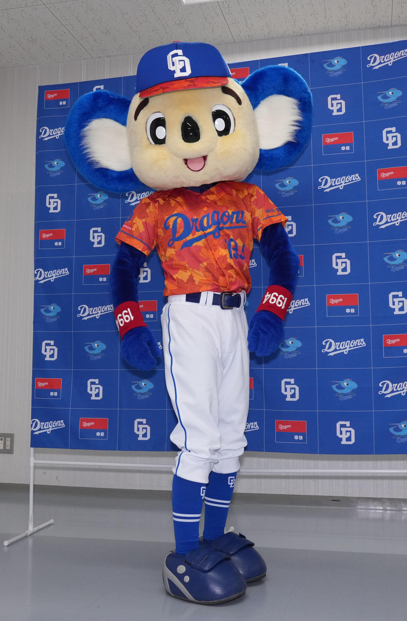 中日対広島　試合前、昇竜ユニ第3弾を着用し披露するドアラ（撮影・森本幸一）
