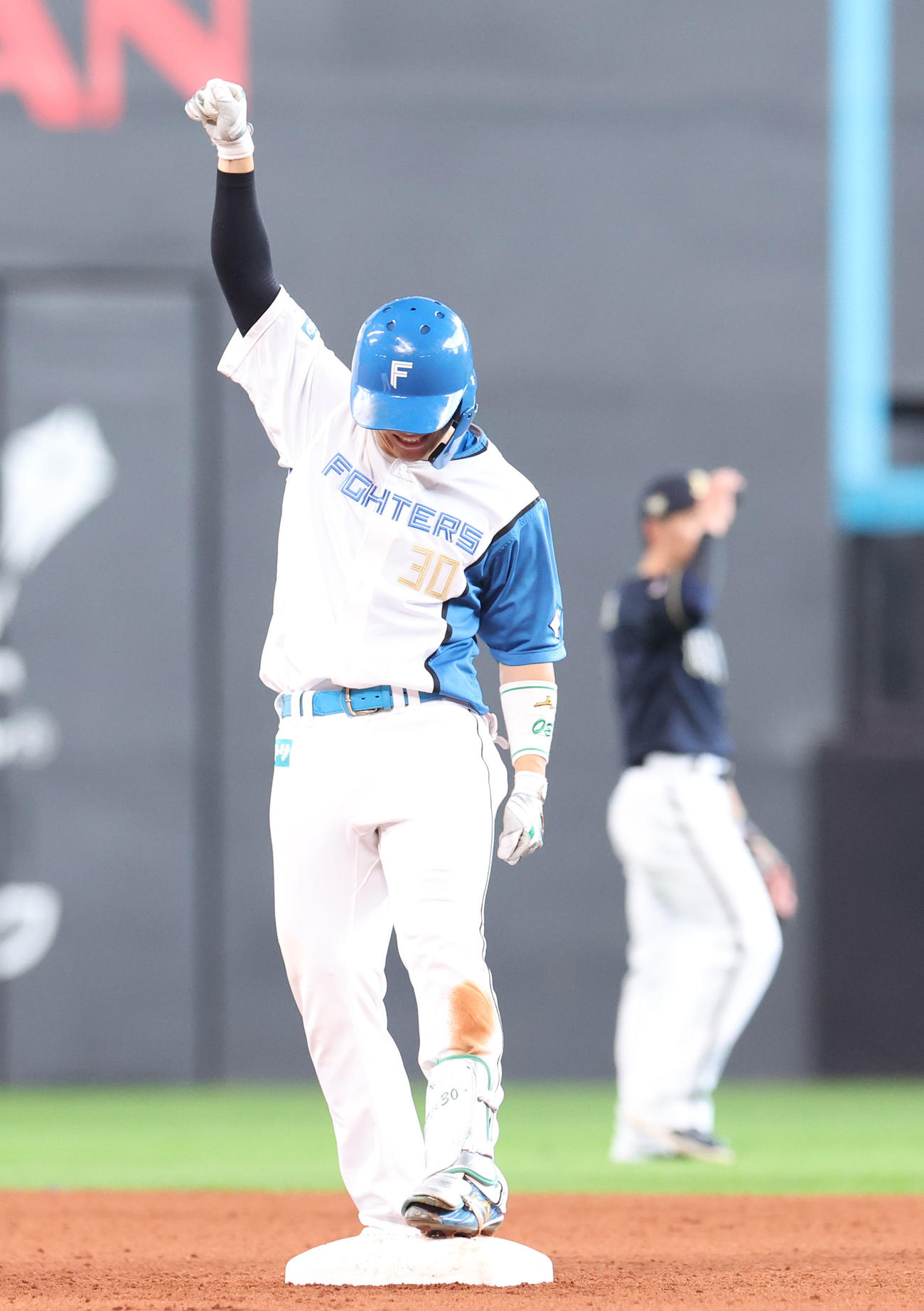 日本ハム対オリックス　8回裏日本ハム2死二塁、郡司は左前適時打を放ちガッツポーズをする（2024年4月29日撮影）