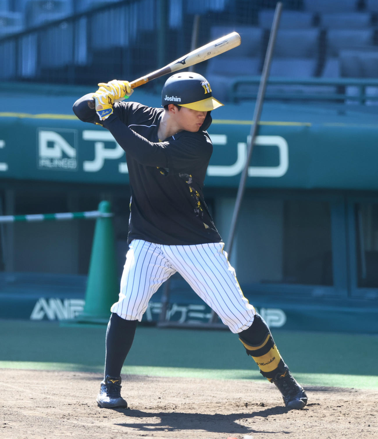 試合前の練習でトス打撃する阪神森下（撮影・上山淳一）