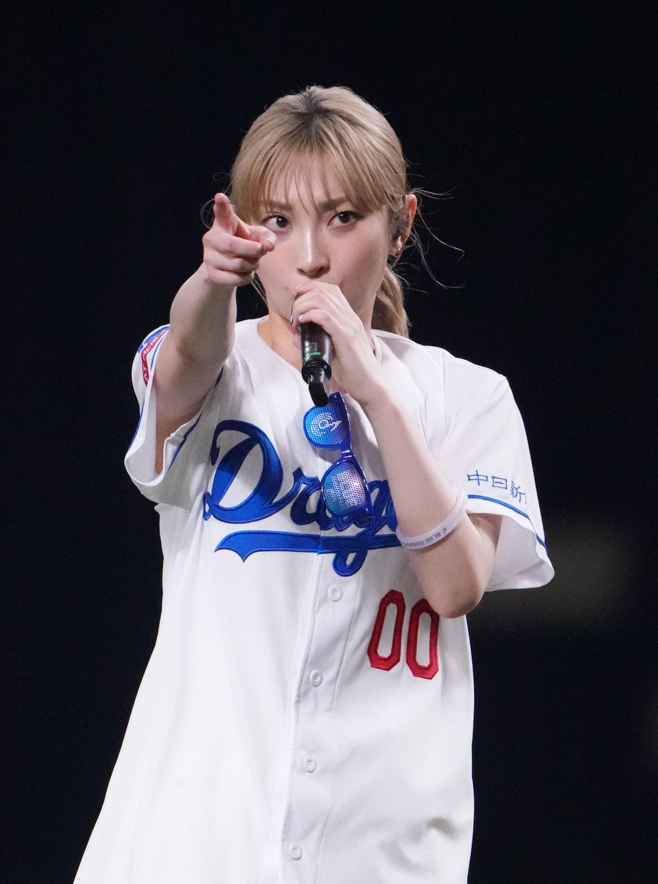 中日対広島　試合前、セレモニアルピッチ後、ミニライブを行う家入レオ（撮影・森本幸一）