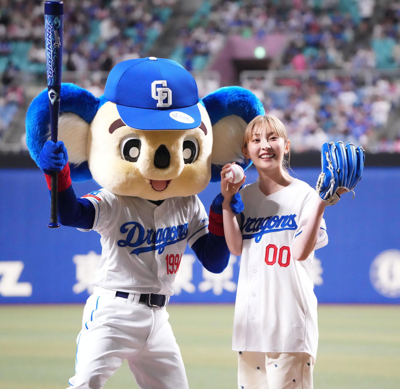 中日対広島　試合前、セレモニアルピッチを行いドアラと写真に納まる家入レオ（右）（撮影・森本幸一）