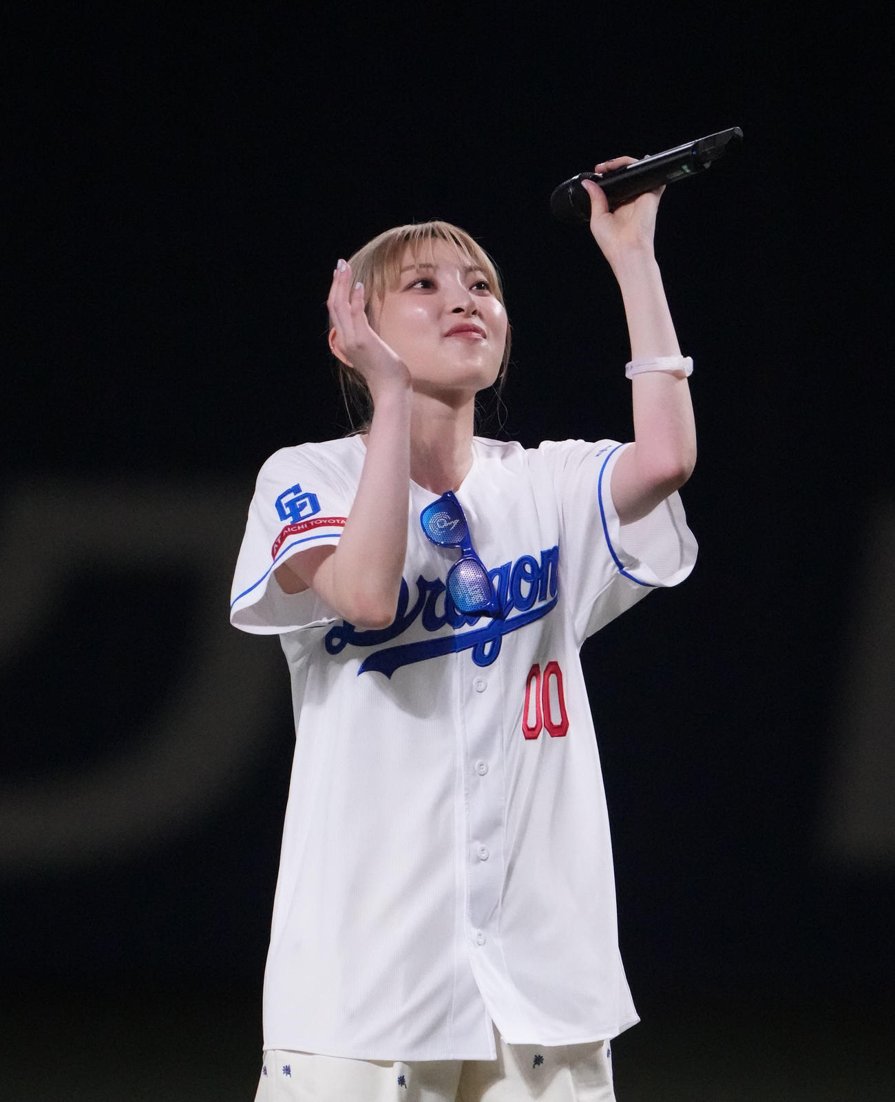 中日対広島　試合前、セレモニアルピッチ後、ミニライブを行う家入レオ（撮影・森本幸一）