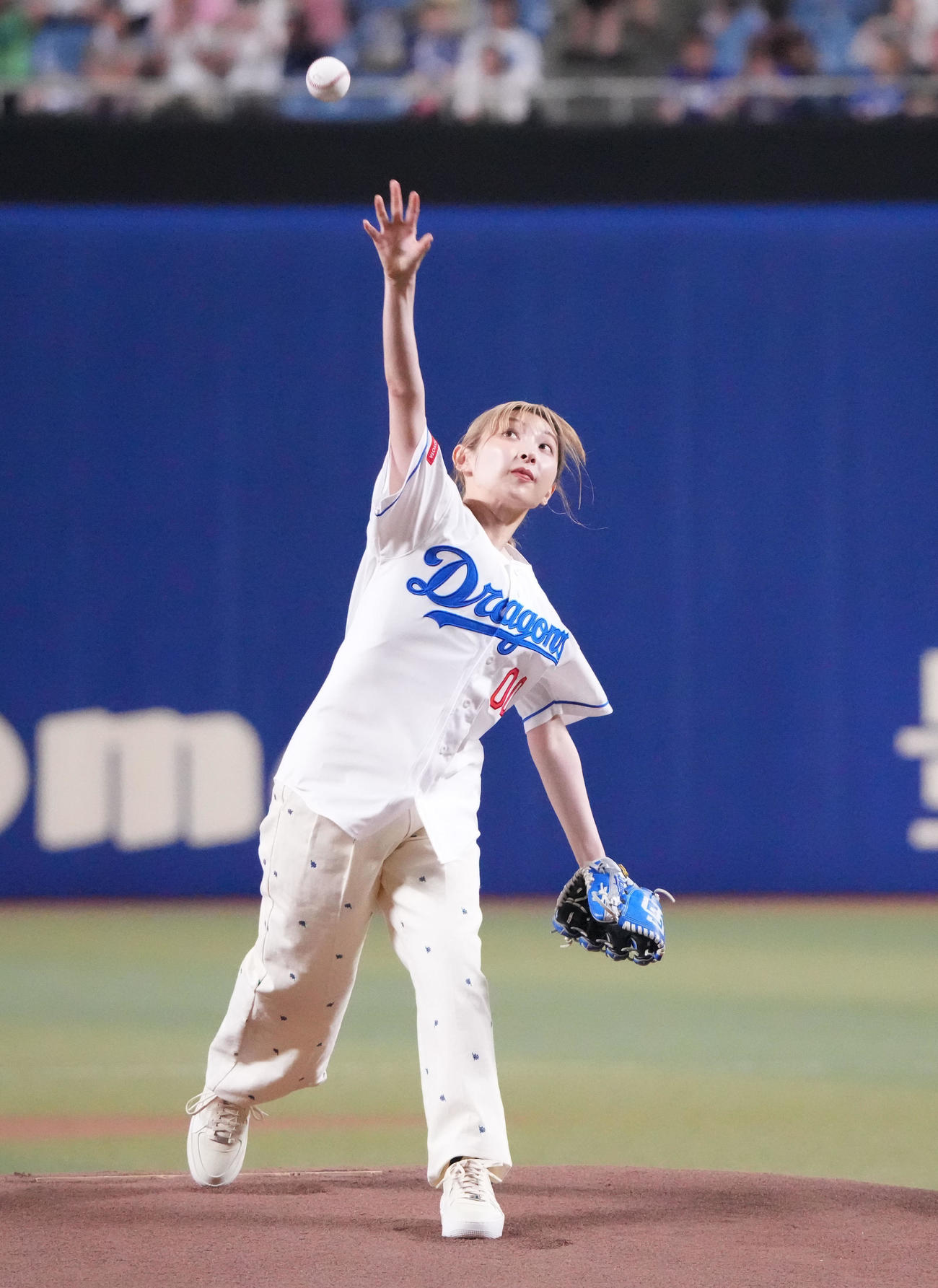中日対広島　試合前、セレモニアルピッチを行う家入レオ（撮影・森本幸一）