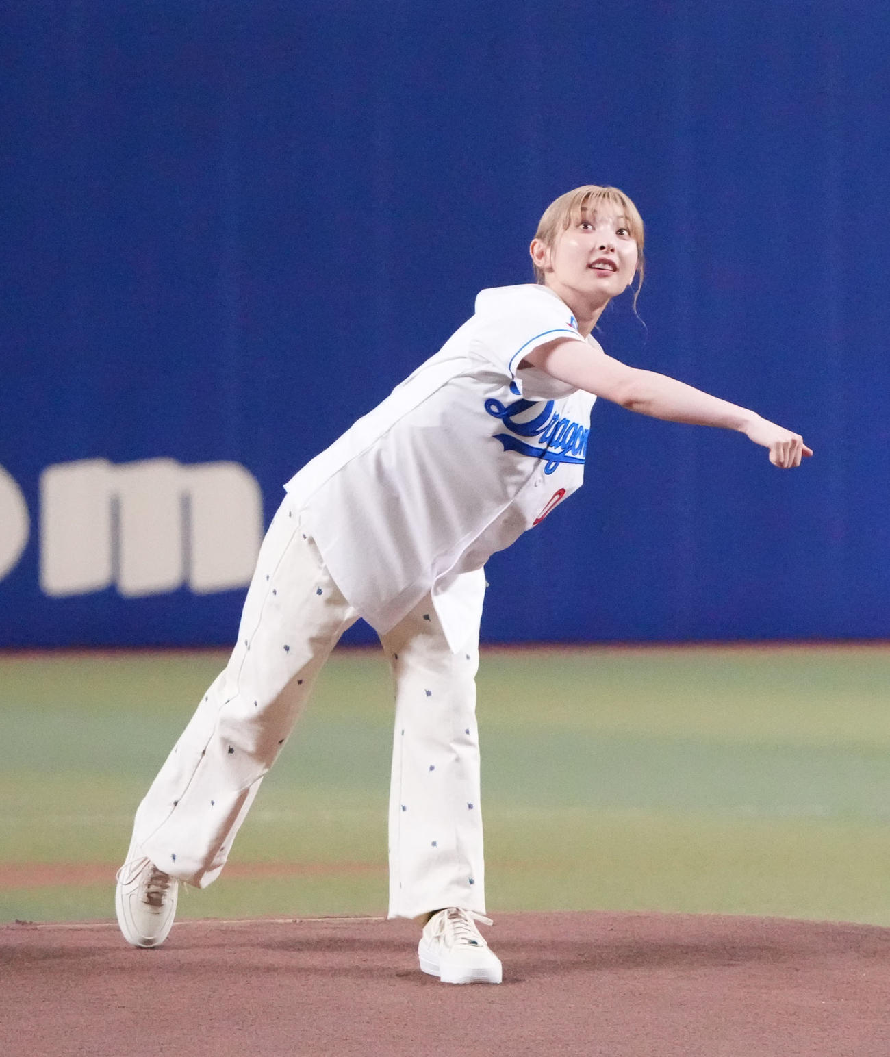 中日対広島　試合前、セレモニアルピッチを行う家入レオ（撮影・森本幸一）