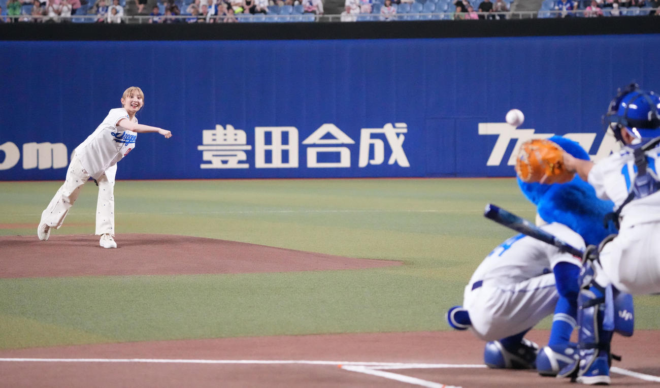 中日対広島　試合前、セレモニアルピッチを行う家入レオ（撮影・森本幸一）