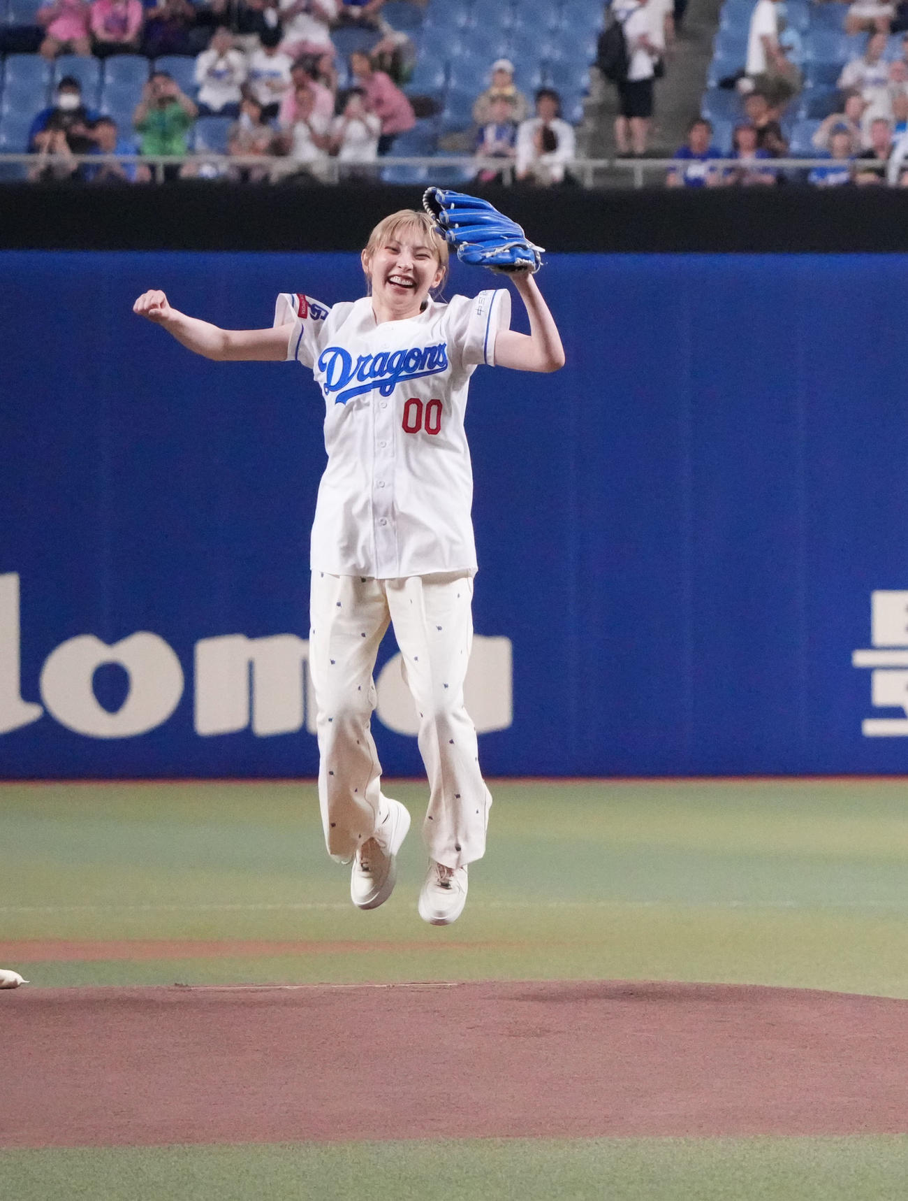中日対広島　試合前、セレモニアルピッチを行い喜ぶ家入レオ（撮影・森本幸一）