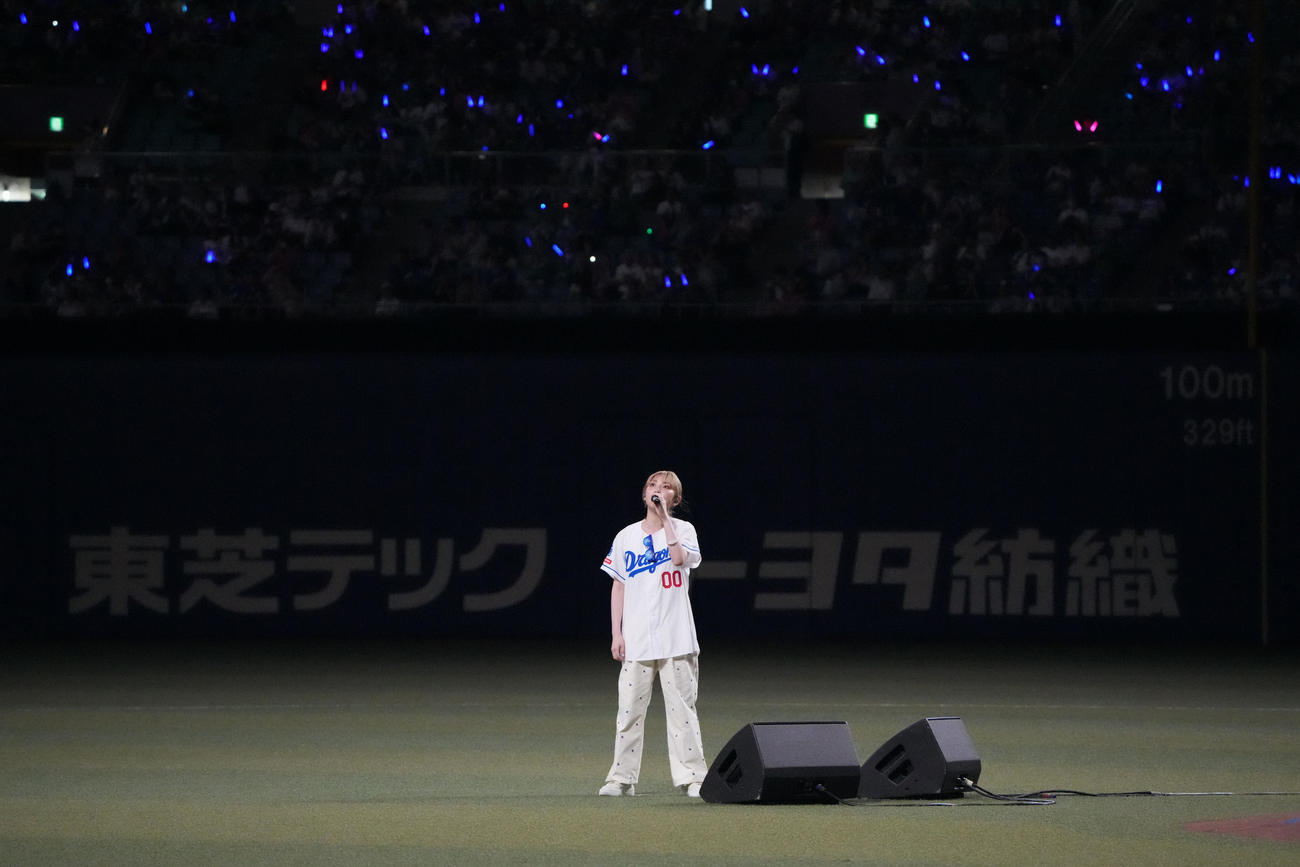 中日対広島　試合前、セレモニアルピッチ後、ミニライブを行う家入レオ（撮影・森本幸一）