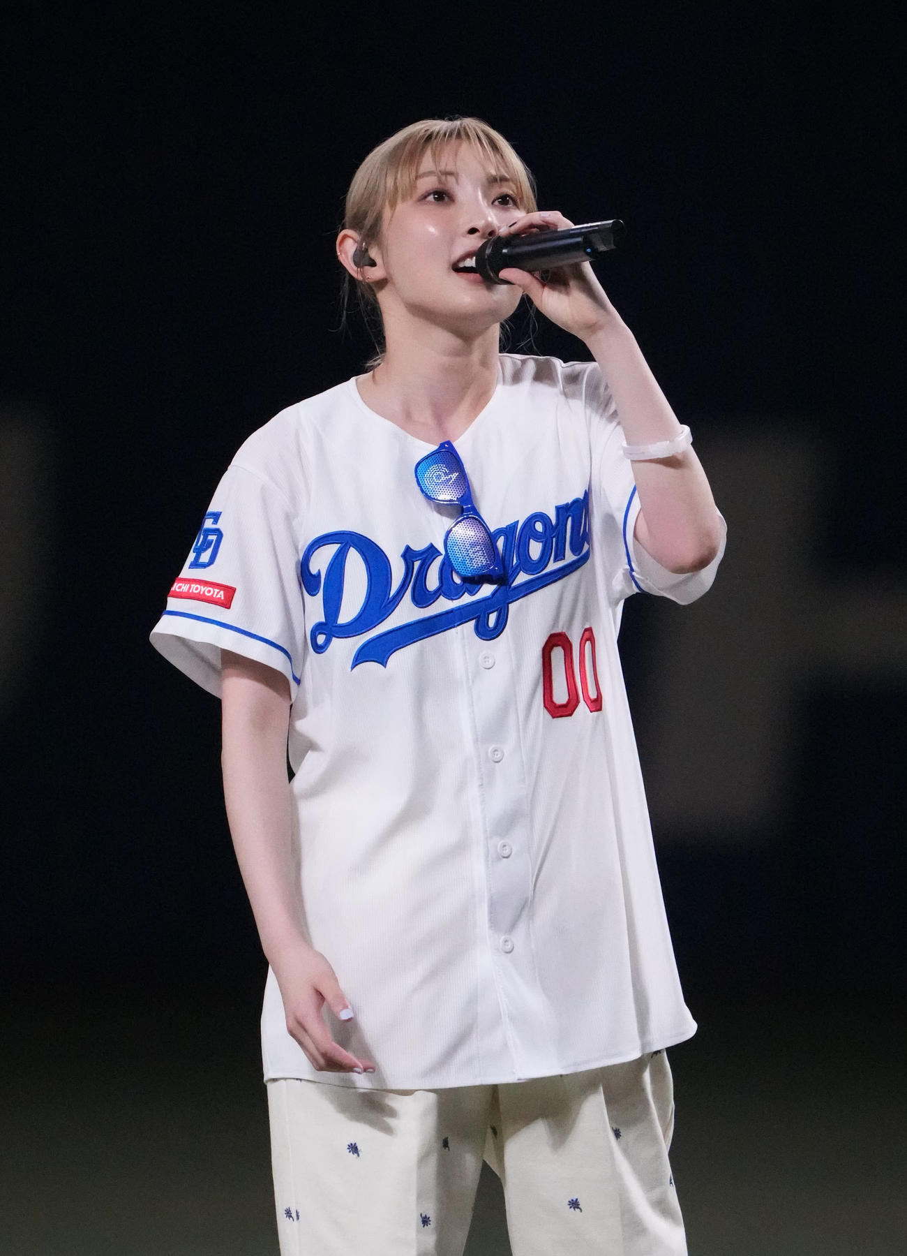 中日対広島　試合前、セレモニアルピッチ後、ミニライブを行う家入レオ（撮影・森本幸一）