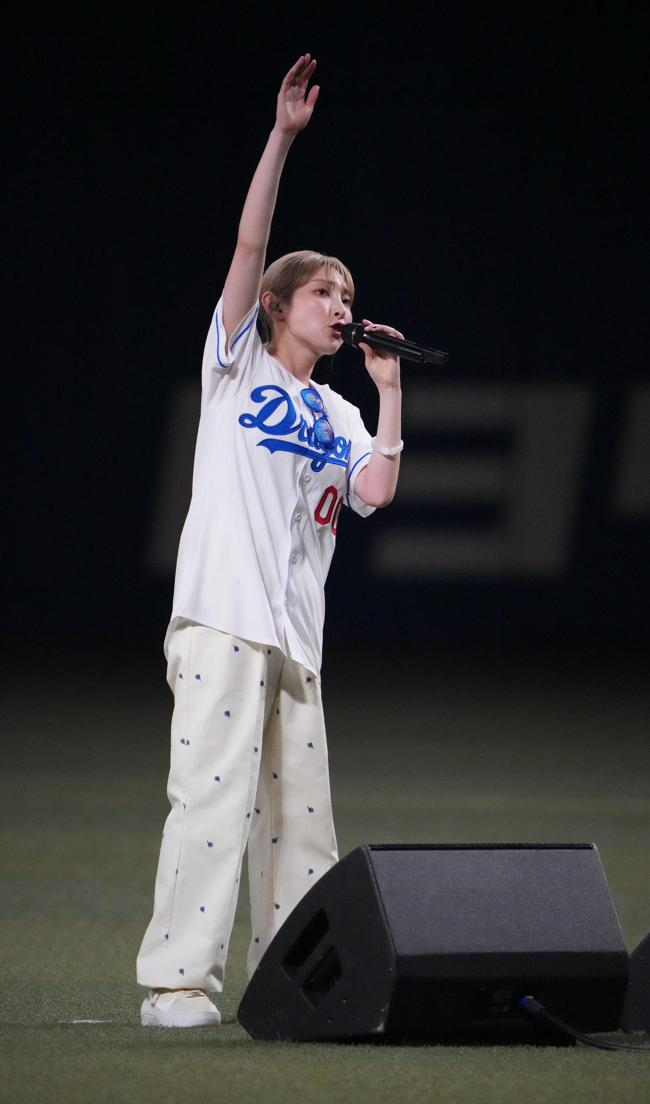 中日対広島　試合前、セレモニアルピッチ後、ミニライブを行う家入レオ（撮影・森本幸一）